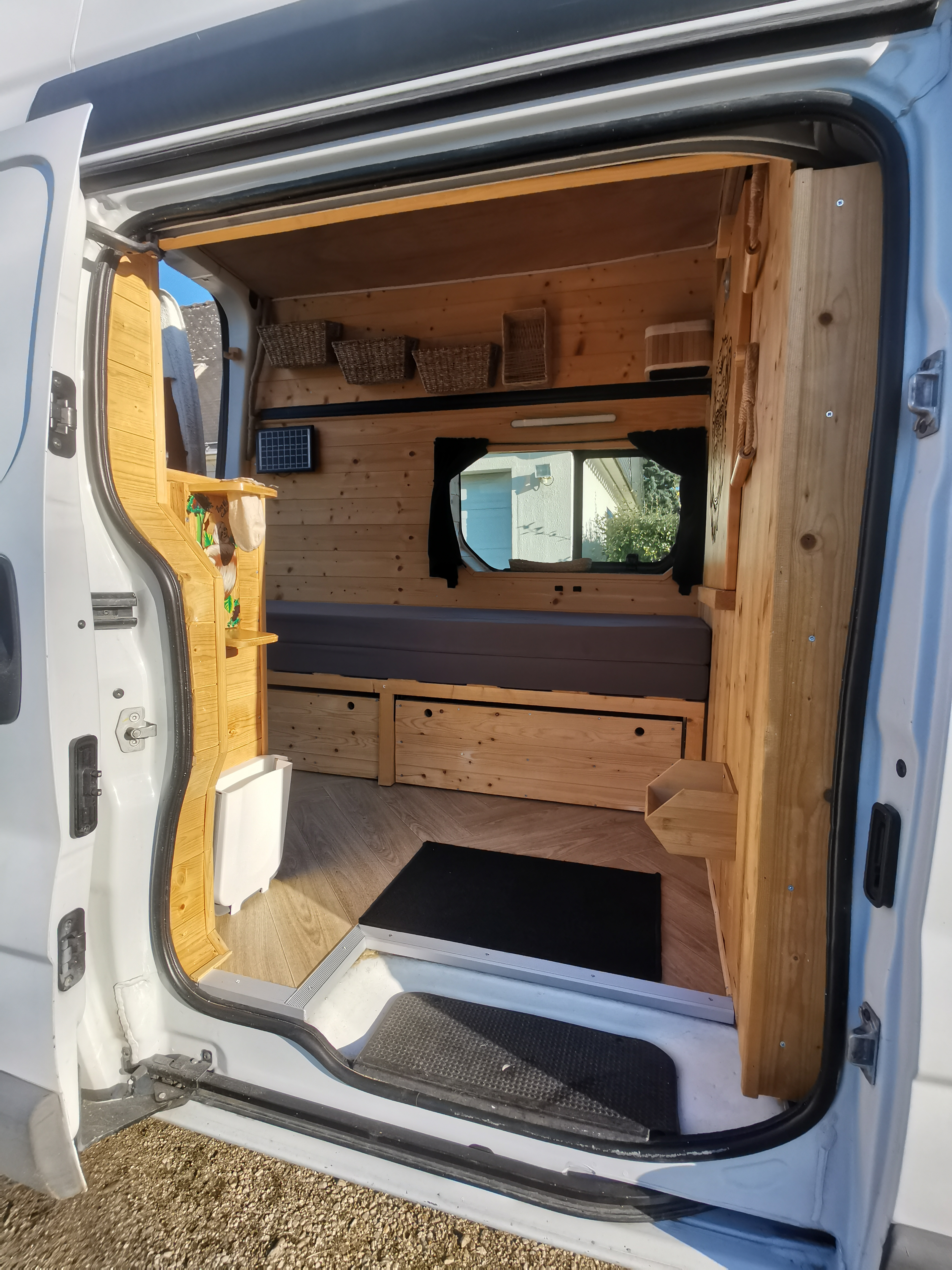 camping-car RENAULT TRAFIC L1H2  extérieur / latéral gauche
