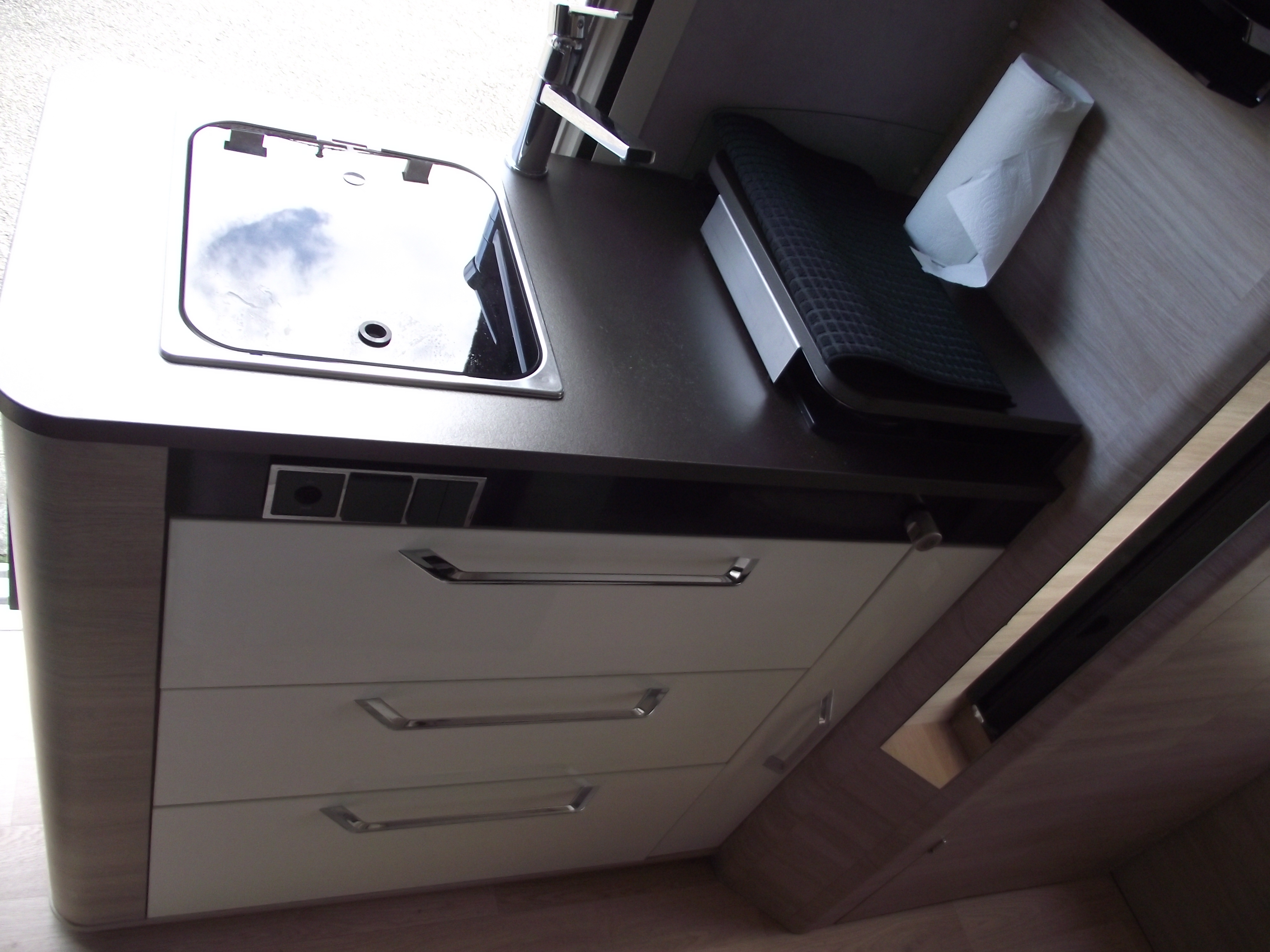 camping-car RAPIDO V 65 XL  intérieur  / coin cuisine