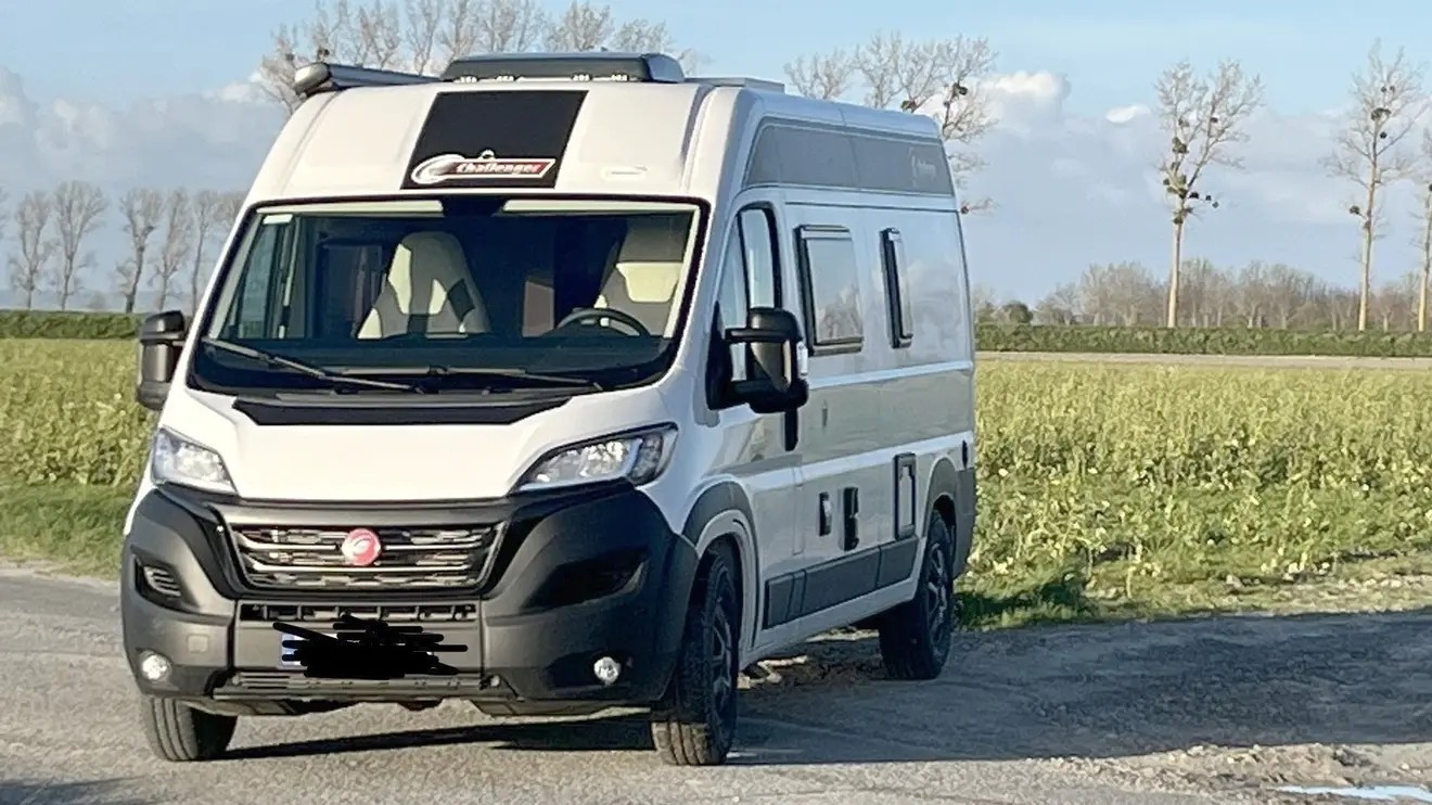 camping-car CHALLENGER 114  extérieur / face avant