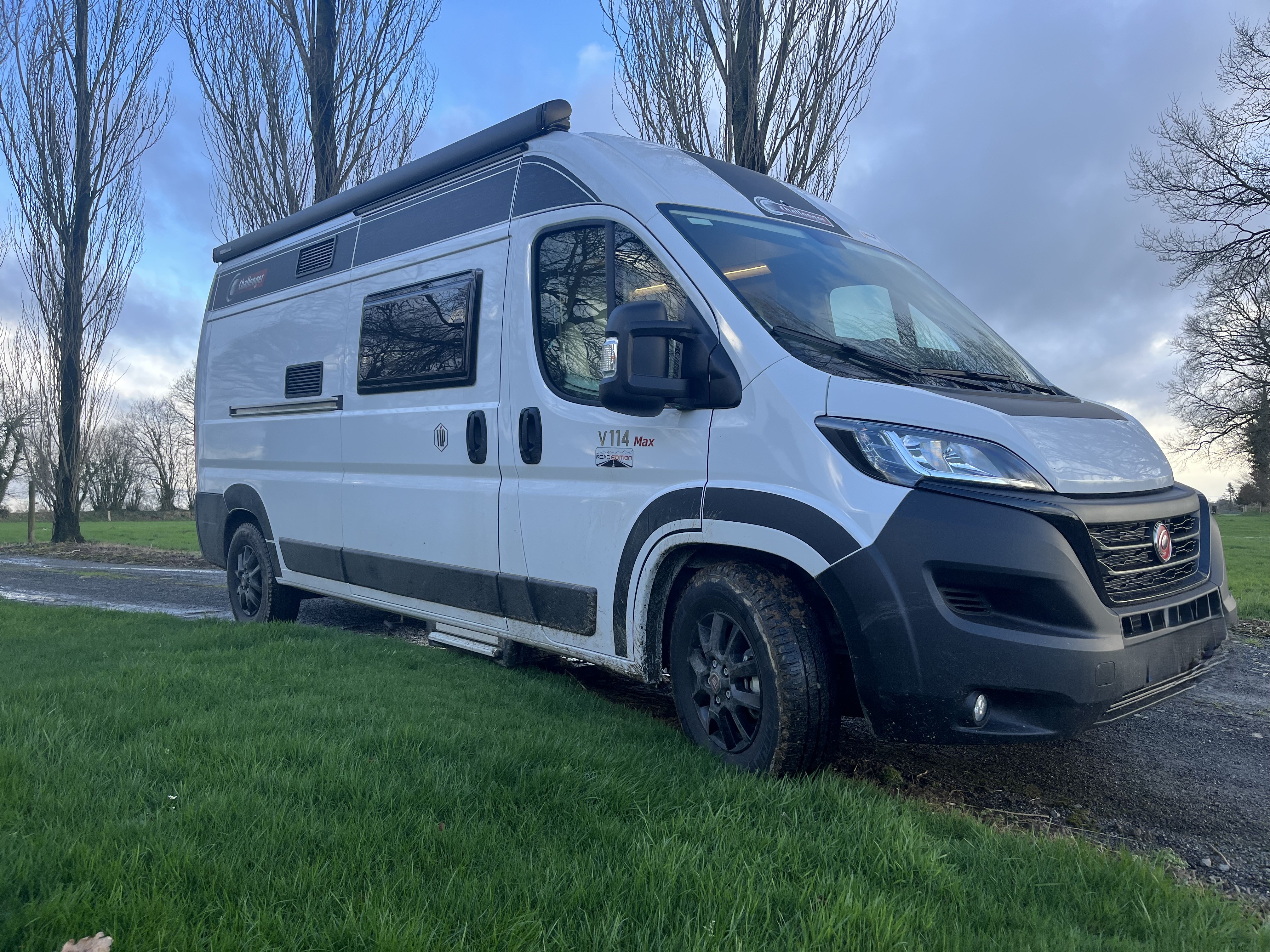 camping-car CHALLENGER 114  extérieur / latéral droit