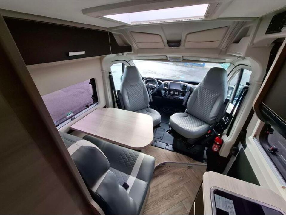 camping-car CHAUSSON V 594 S SPORT LINE  intérieur  / coin cuisine