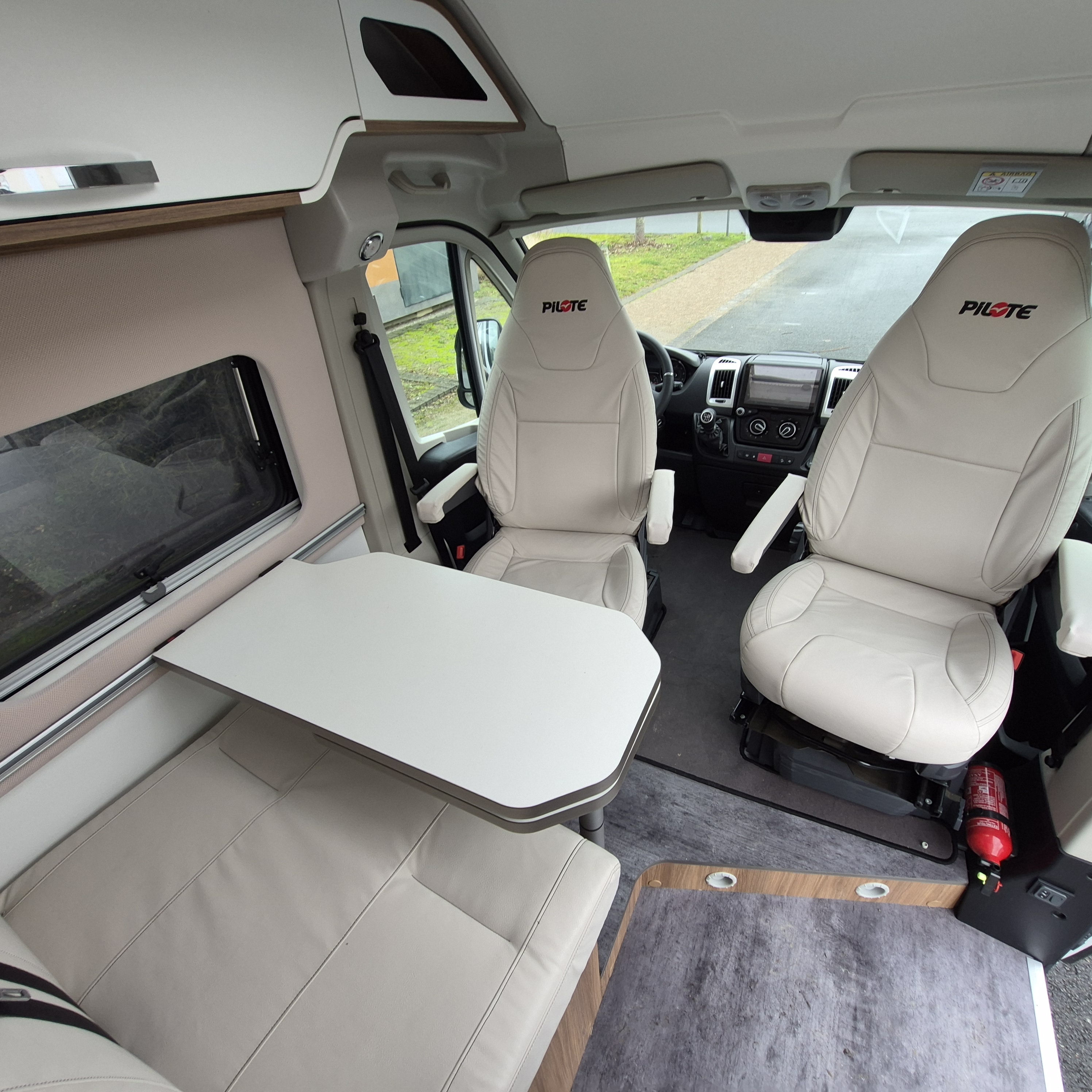 camping-car PILOTE V 600 GX EDITION   intérieur / coin salon