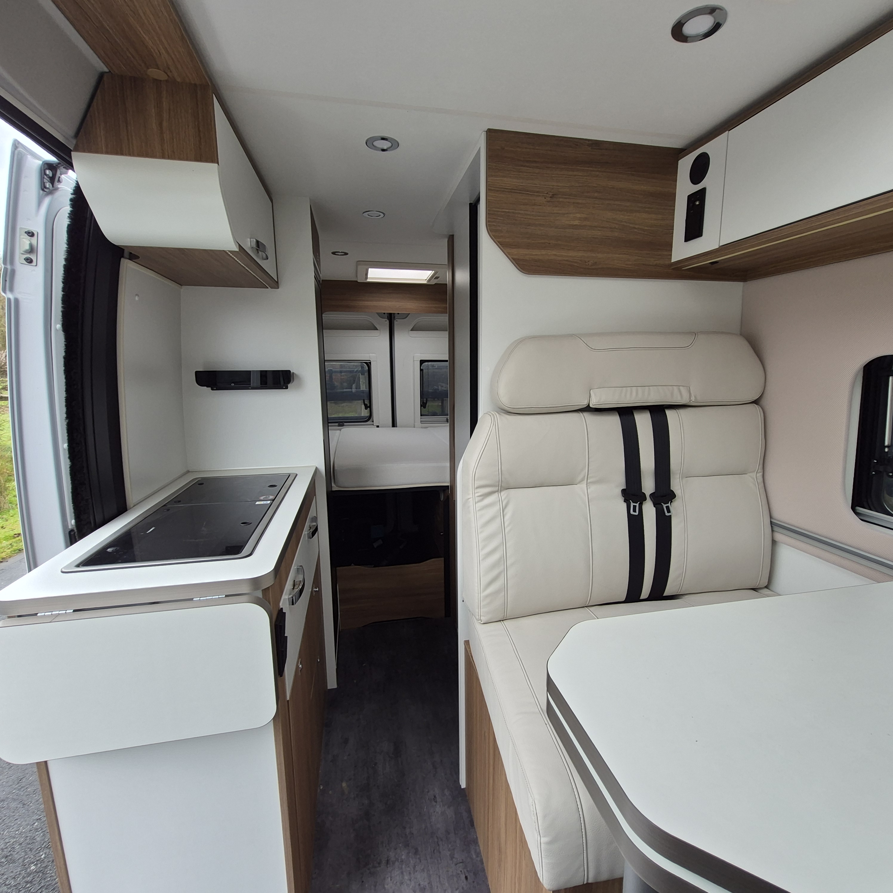camping-car PILOTE V 600 GX EDITION   intérieur  / coin cuisine