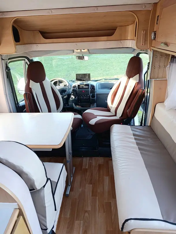 camping-car MC LOUIS  intérieur / coin salon