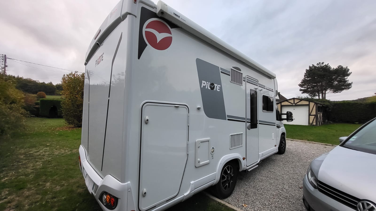 camping-car PILOTE P696  extérieur / arrière