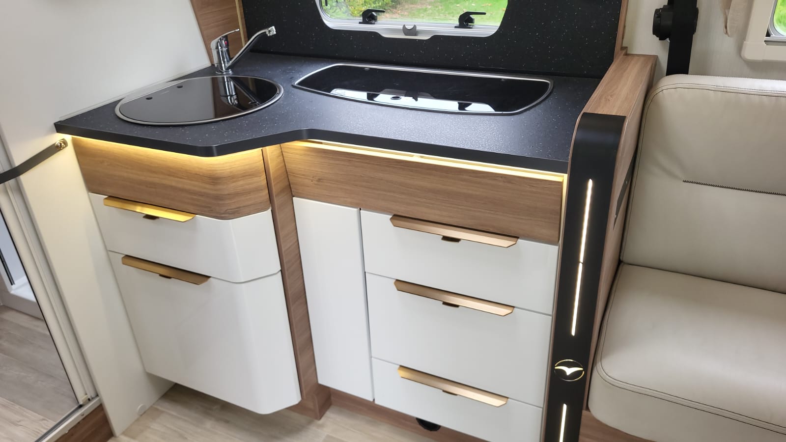 camping-car PILOTE P696  intérieur  / coin cuisine