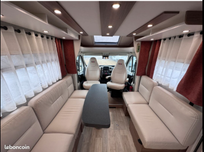 camping-car PILOTE P696  intérieur / coin salon