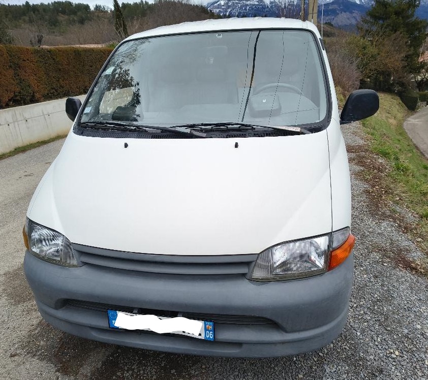 camping-car TOYOTA HIACE  extérieur / face avant