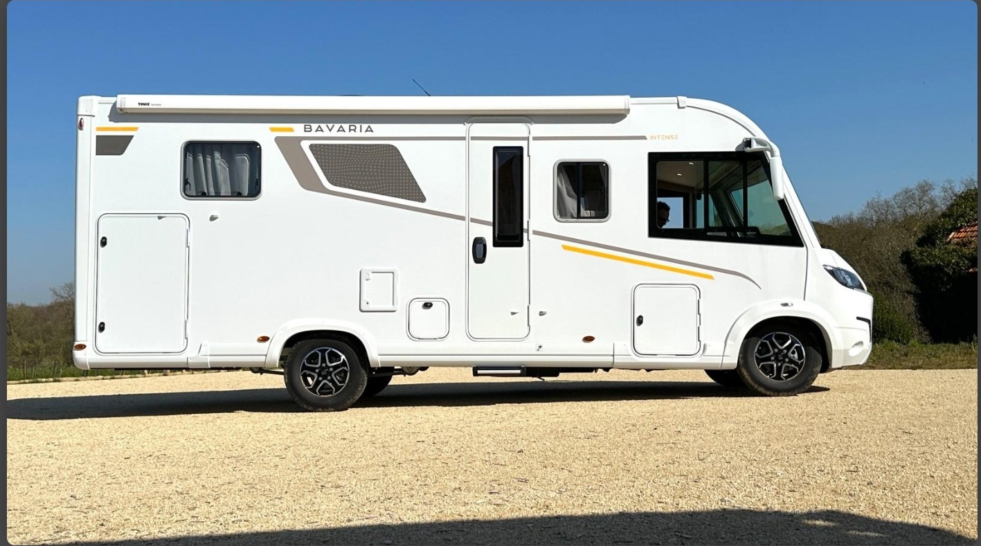 camping-car BAVARIA I720 FC INTENSE  extérieur / latéral droit