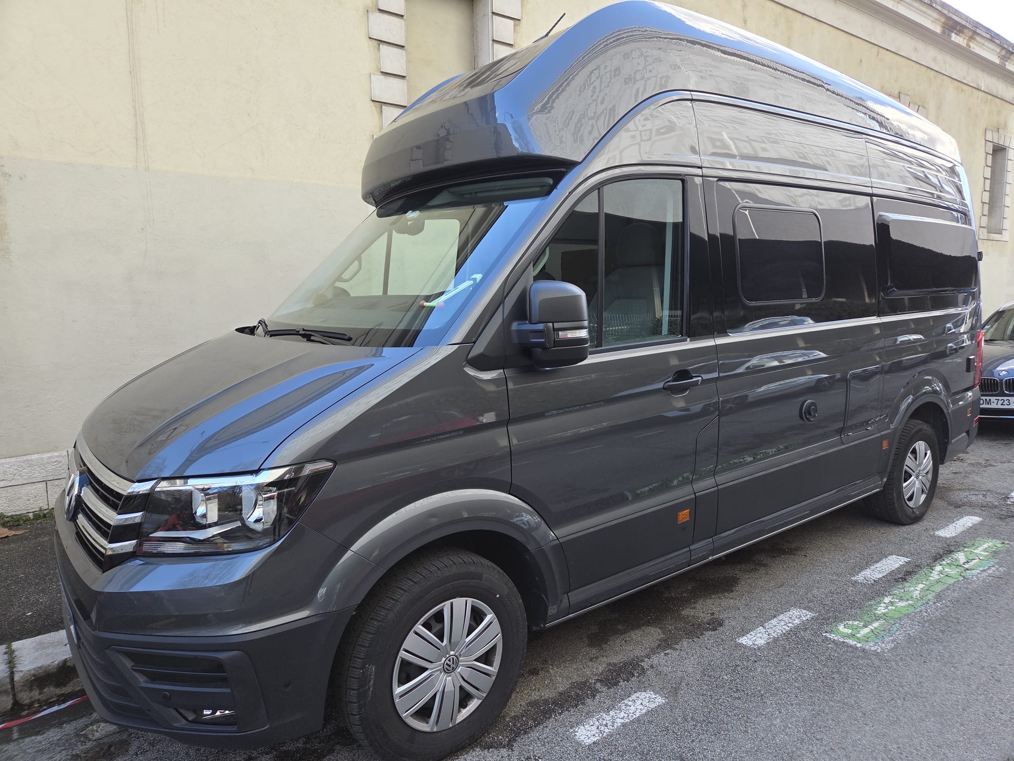 camping-car CRAFTER GRAND CALIFORNIA 600  extérieur / latéral gauche