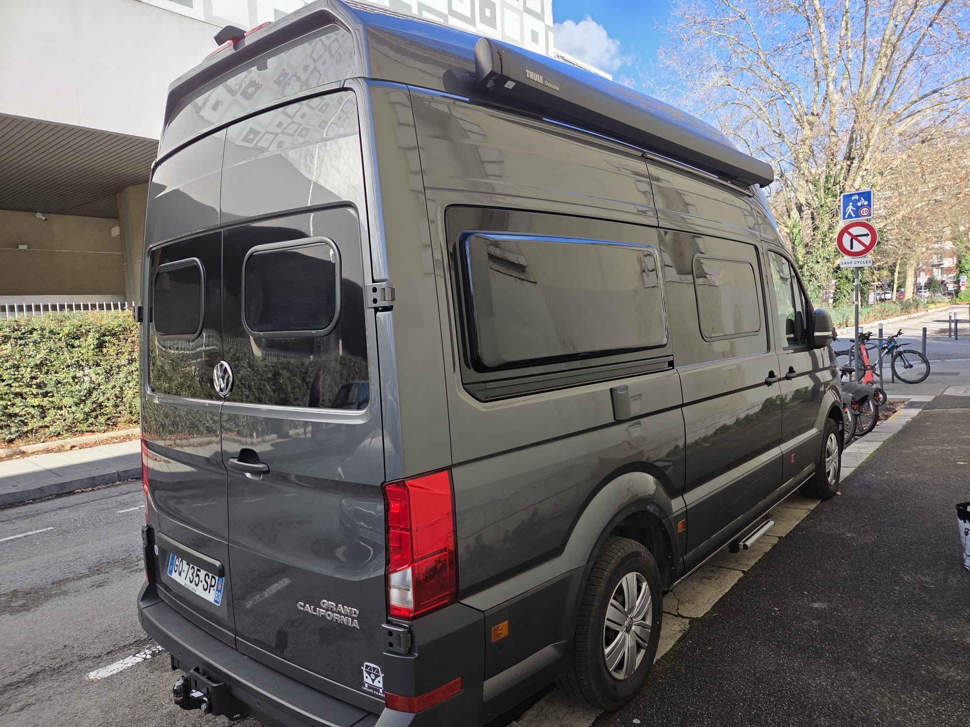 camping-car CRAFTER GRAND CALIFORNIA 600  extérieur / latéral droit