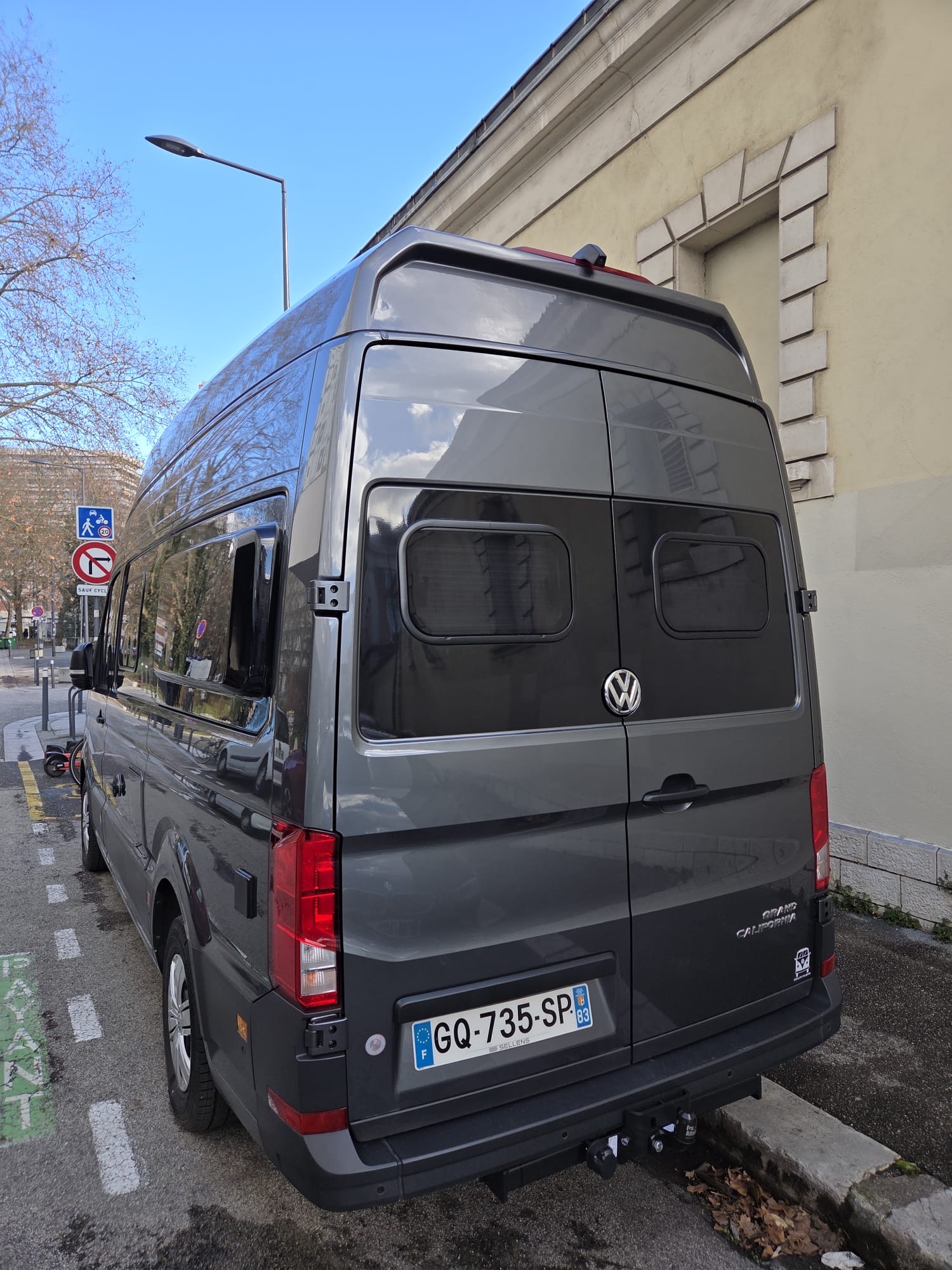 camping-car CRAFTER GRAND CALIFORNIA 600  extérieur / arrière