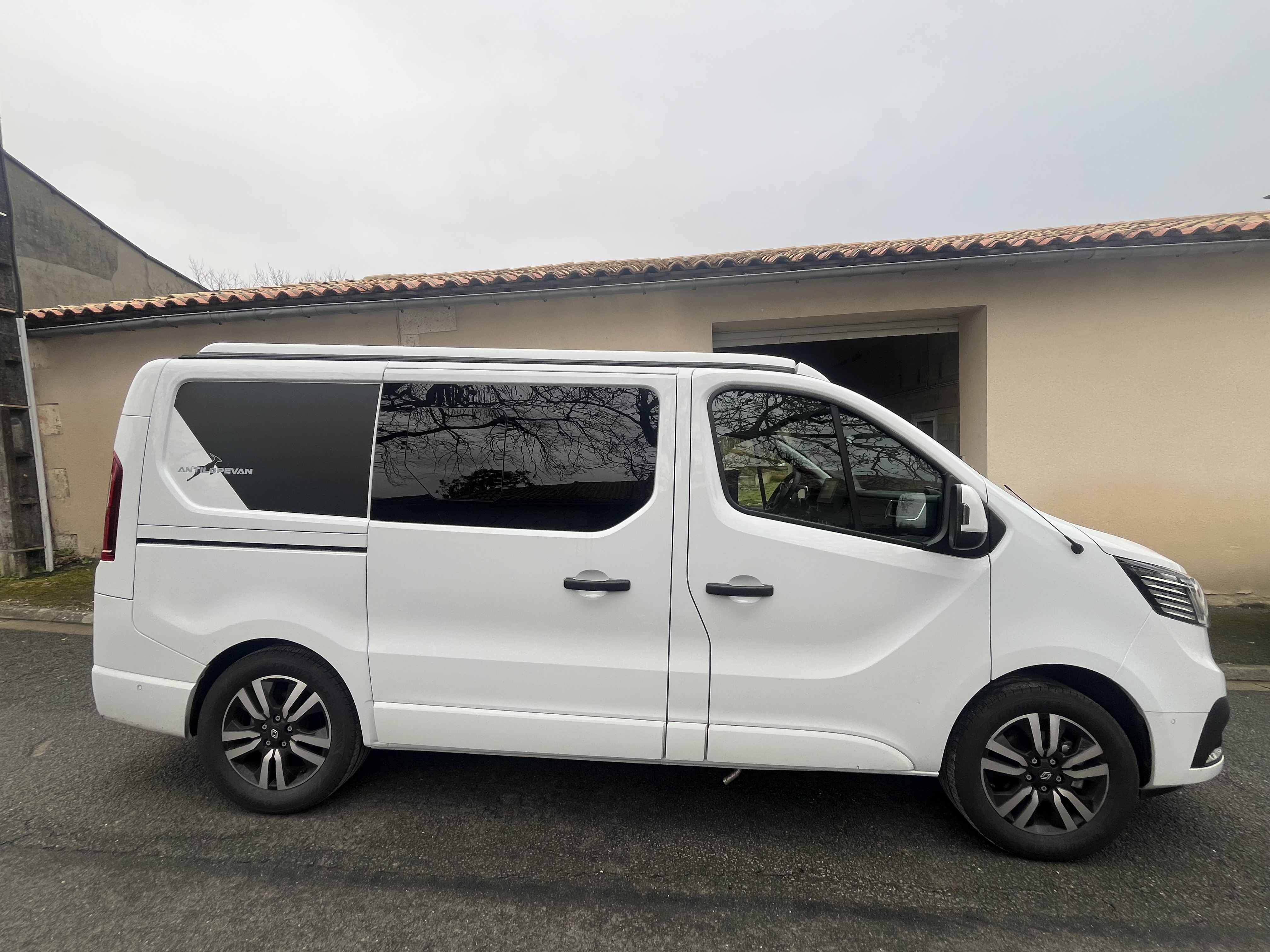 camping-car ANTILOPE VAN F5  extérieur / latéral droit
