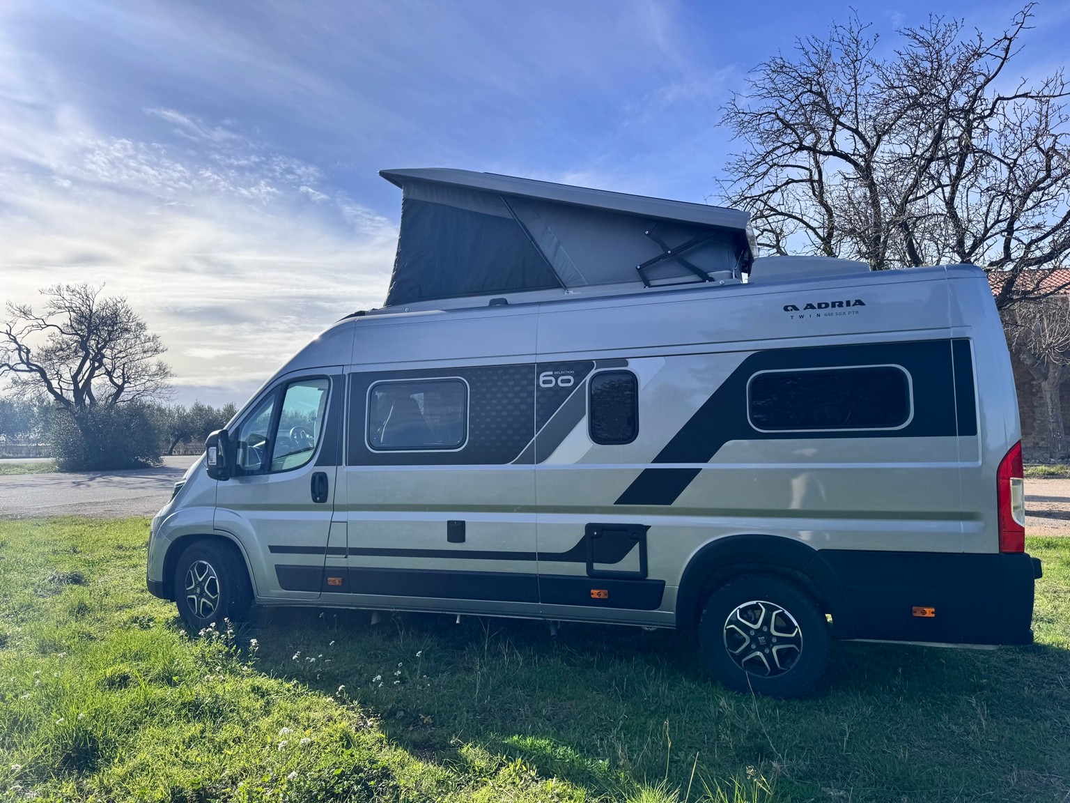 camping-car ADRIA TWIN 60éme ANNIVERSAIRE  extérieur / latéral gauche