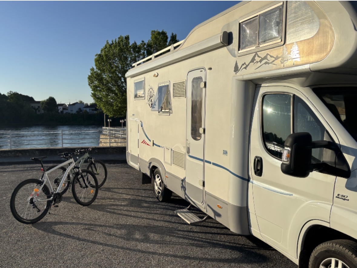 camping-car ADRIA CORAL S690C  extérieur / latéral gauche