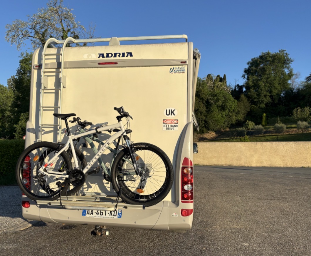 camping-car ADRIA CORAL S690C  extérieur / arrière