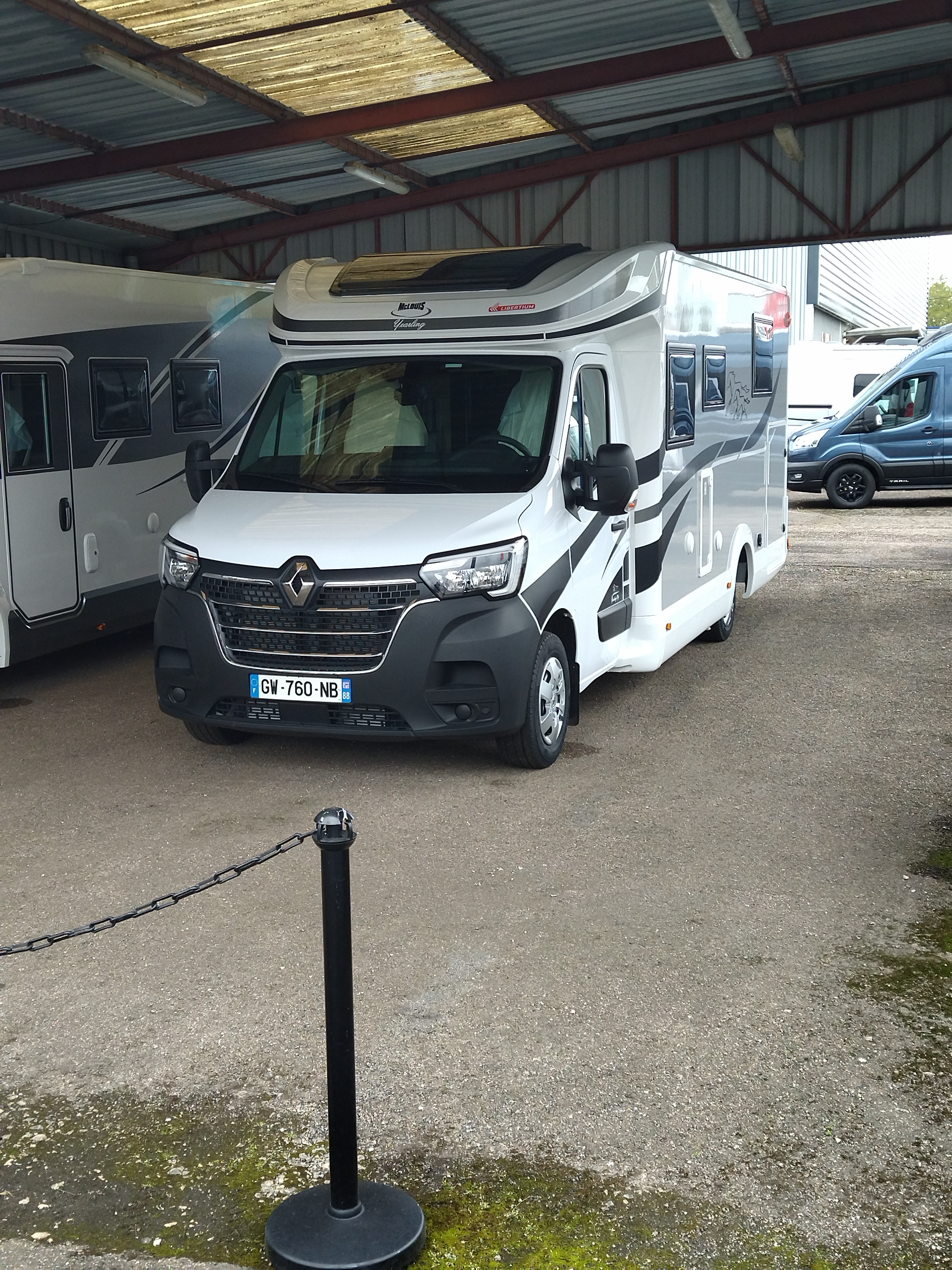 camping-car MC LOUIS YEARLING    extérieur / face avant