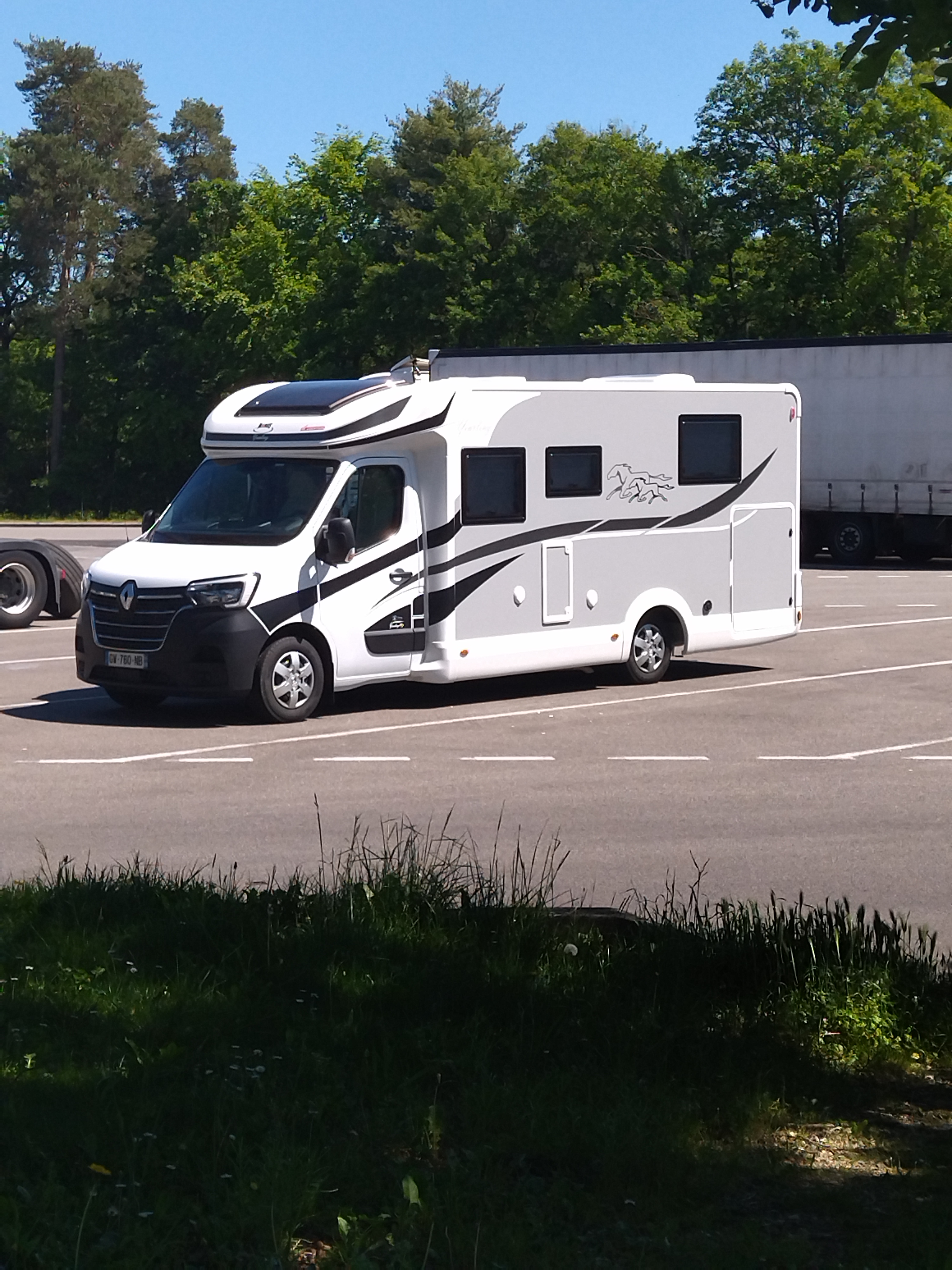 camping-car MC LOUIS YEARLING    extérieur / latéral droit