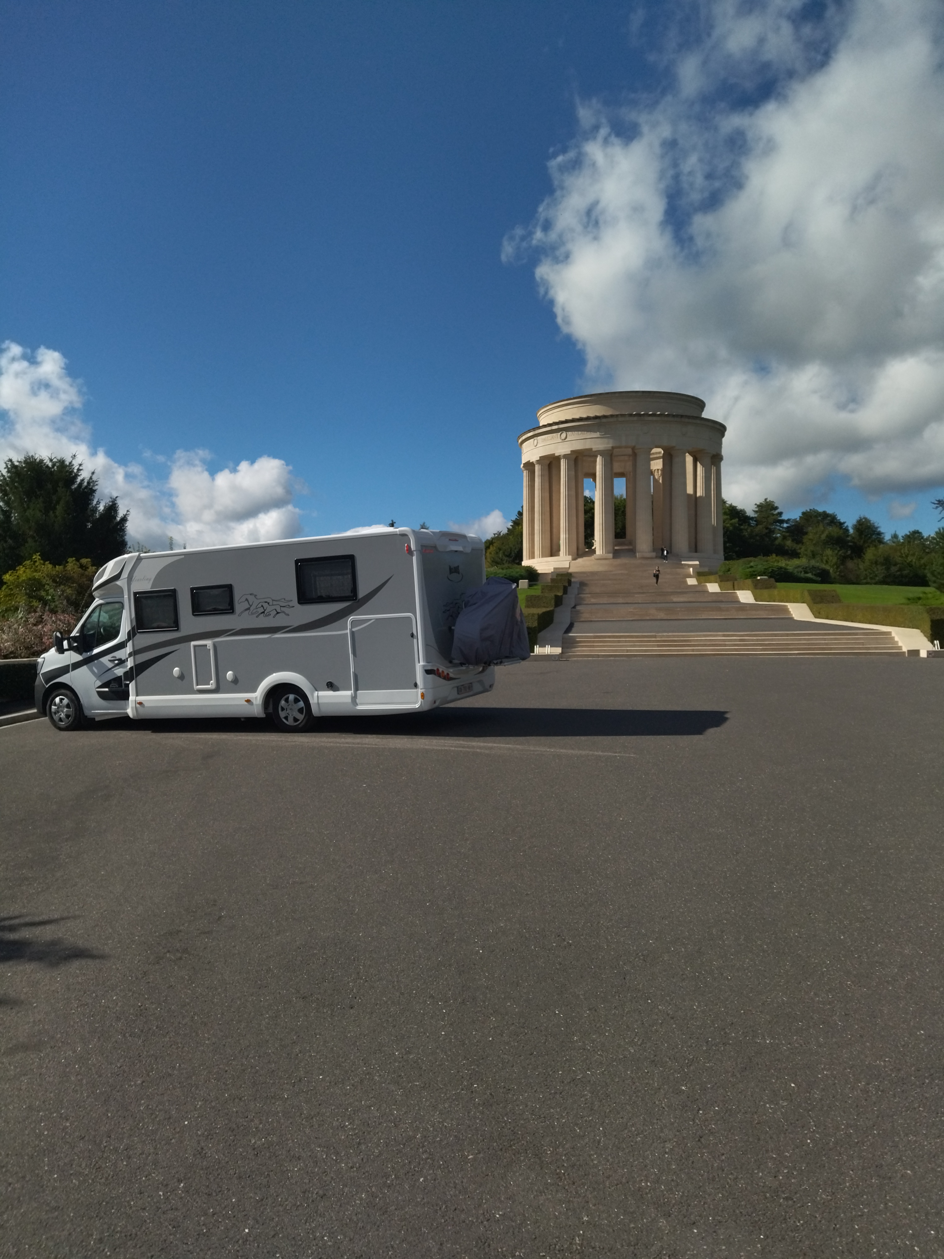 camping-car MC LOUIS YEARLING    extérieur / arrière