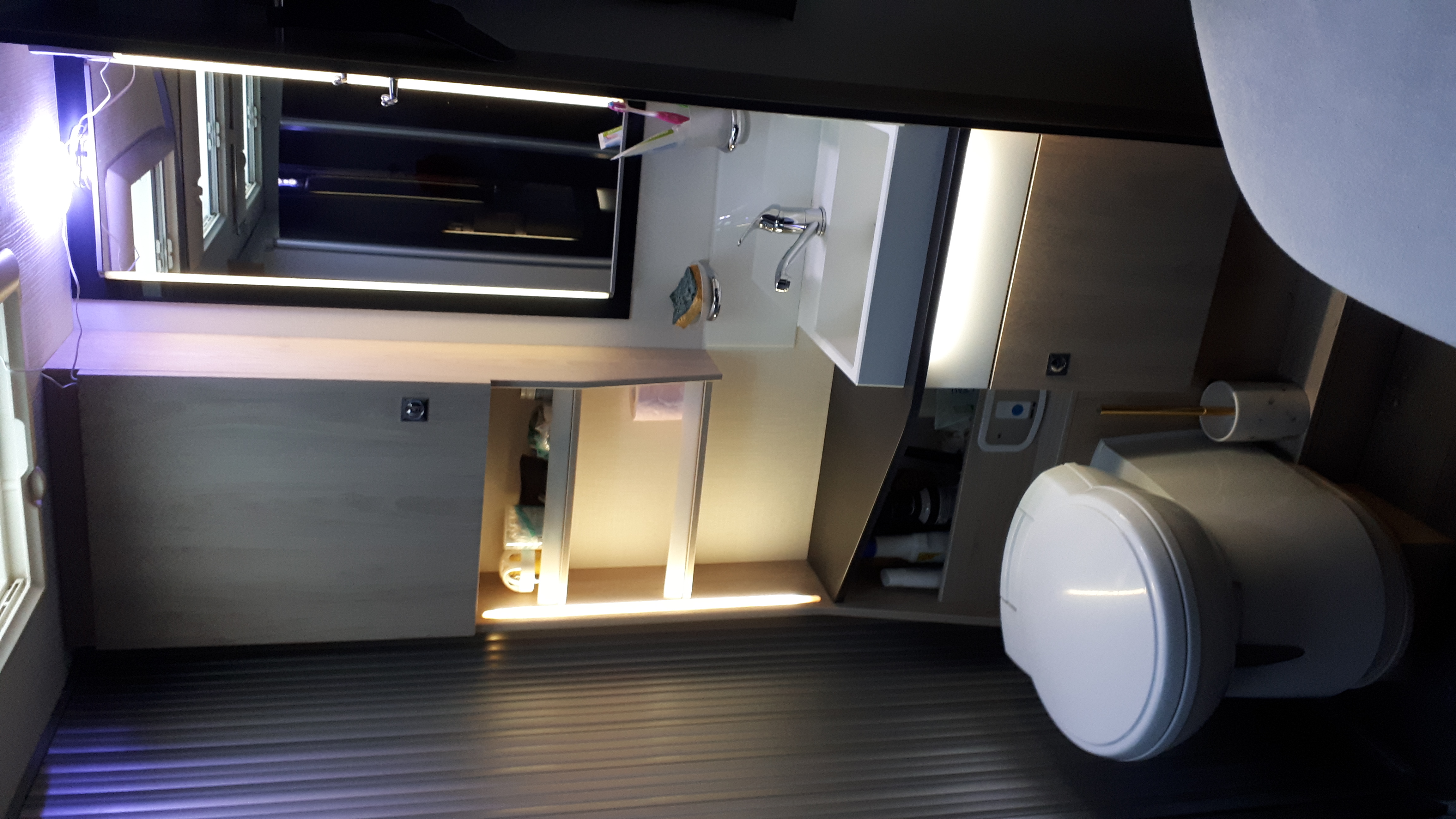 camping-car CHALLENGER GRAPHITE EDITION 378 XLB  intérieur / salle de bain  et wc