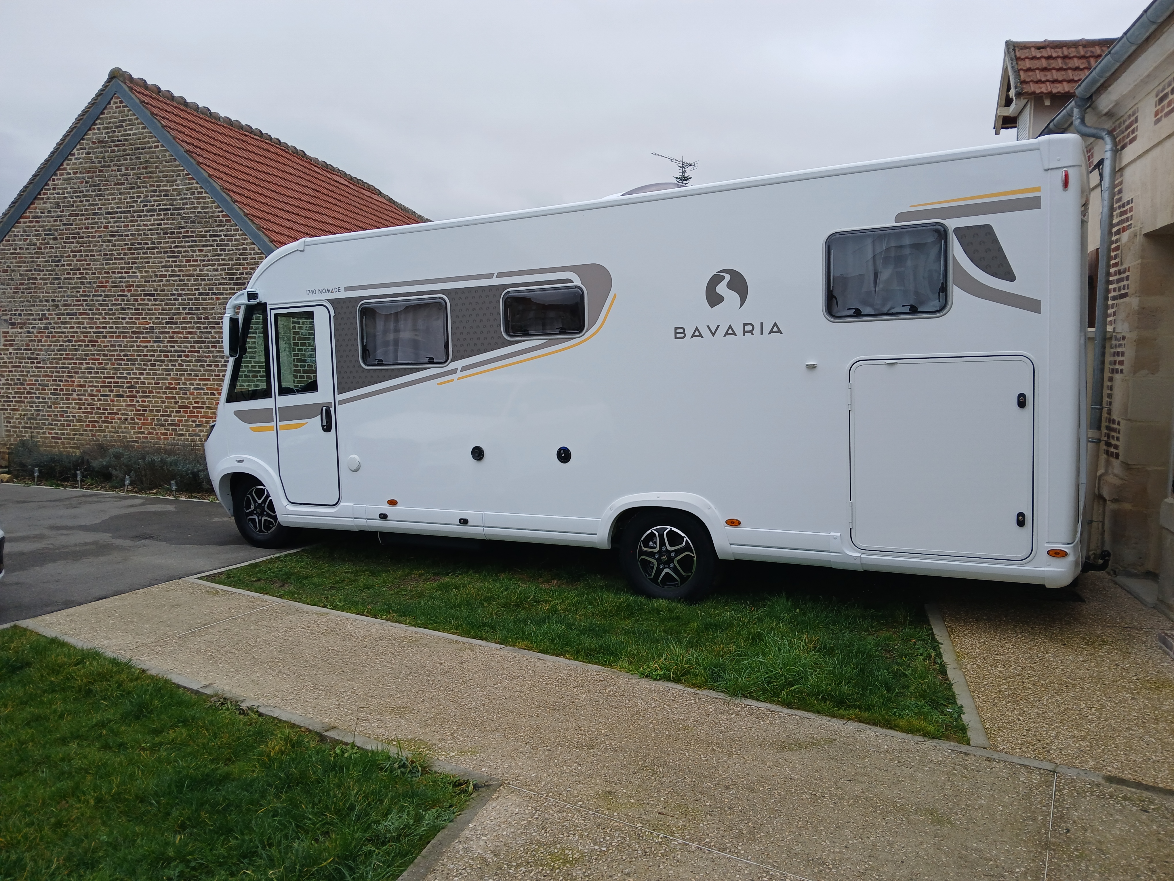 camping-car BAVARIA I740 FGJ NOMADE 2025  extérieur / face avant