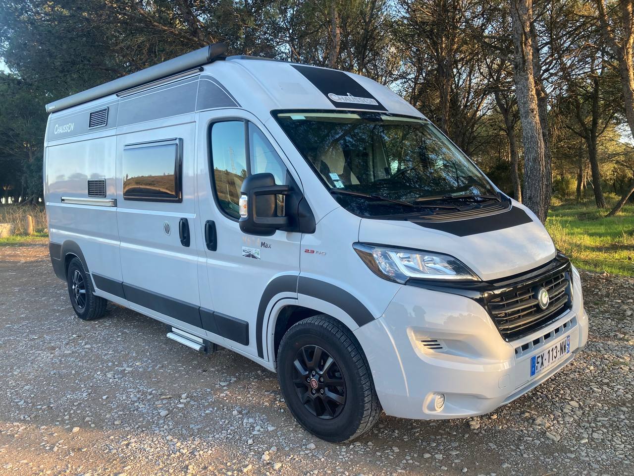 camping-car CHAUSSON V594 MAX Road Line Pack VIP  extérieur / latéral gauche