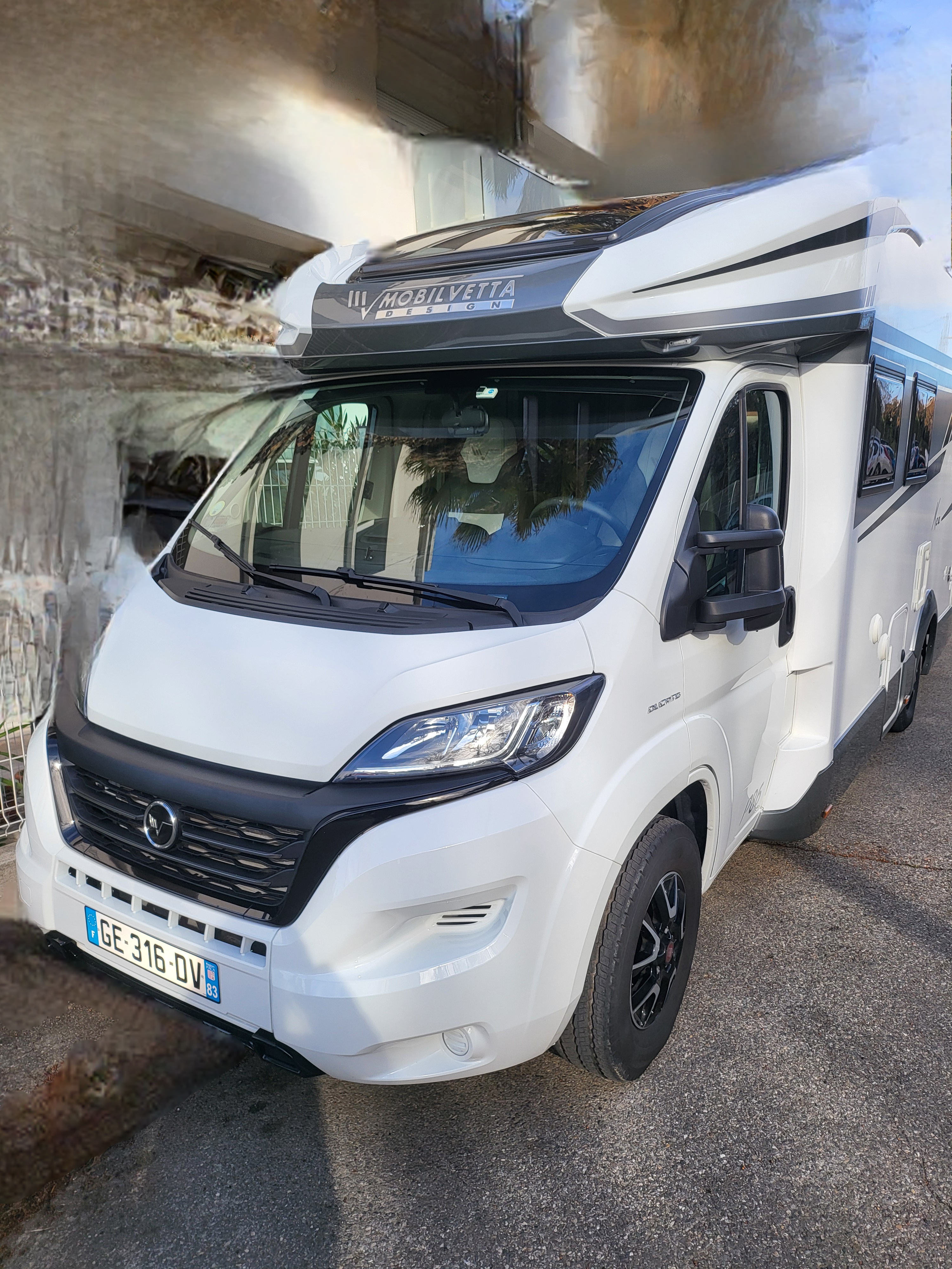 camping-car MOBILVETTA DESIGN KEA  extérieur / latéral droit