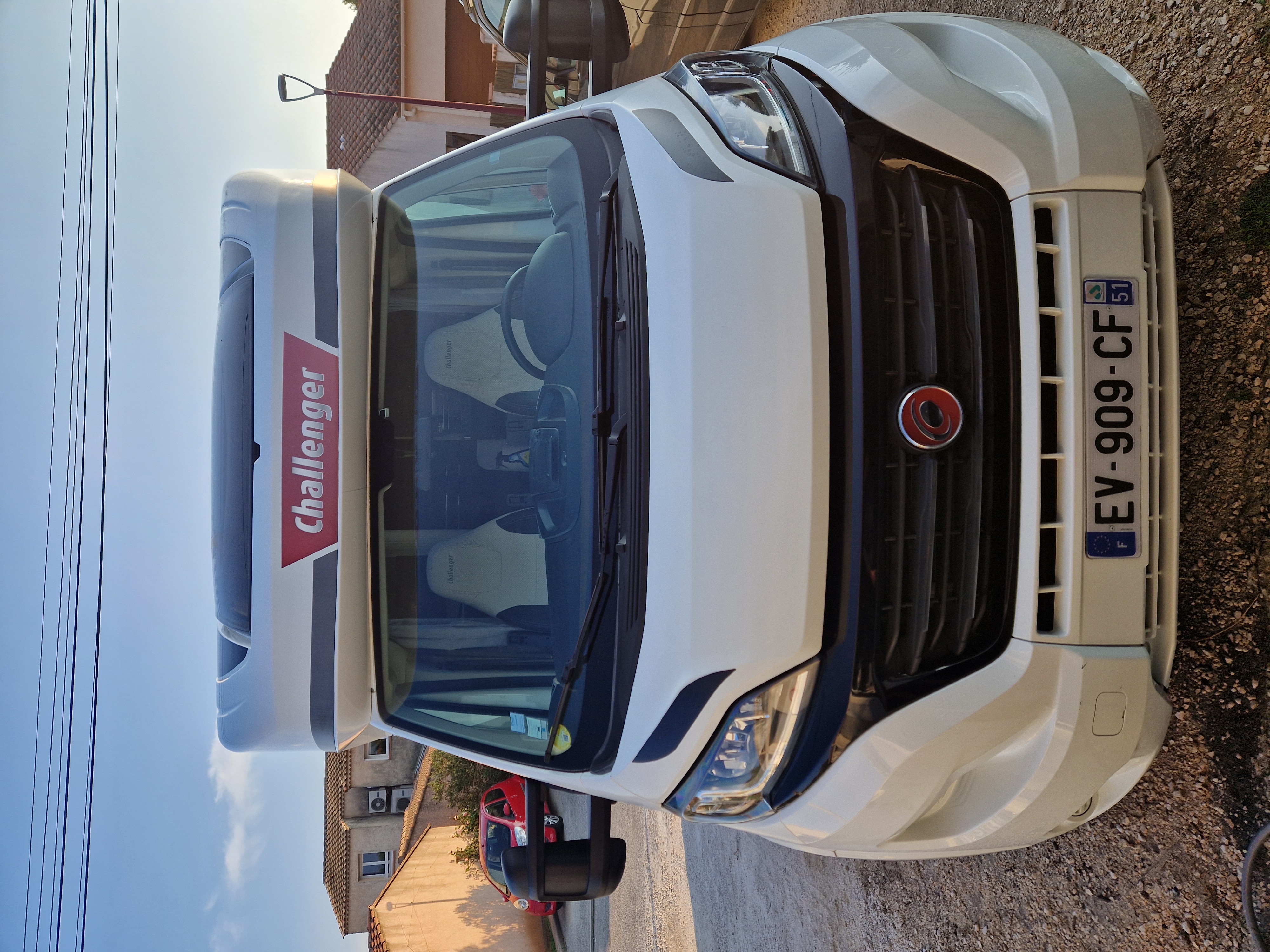 camping-car CHALLENGER GENESIS 288 EB  extérieur / face avant