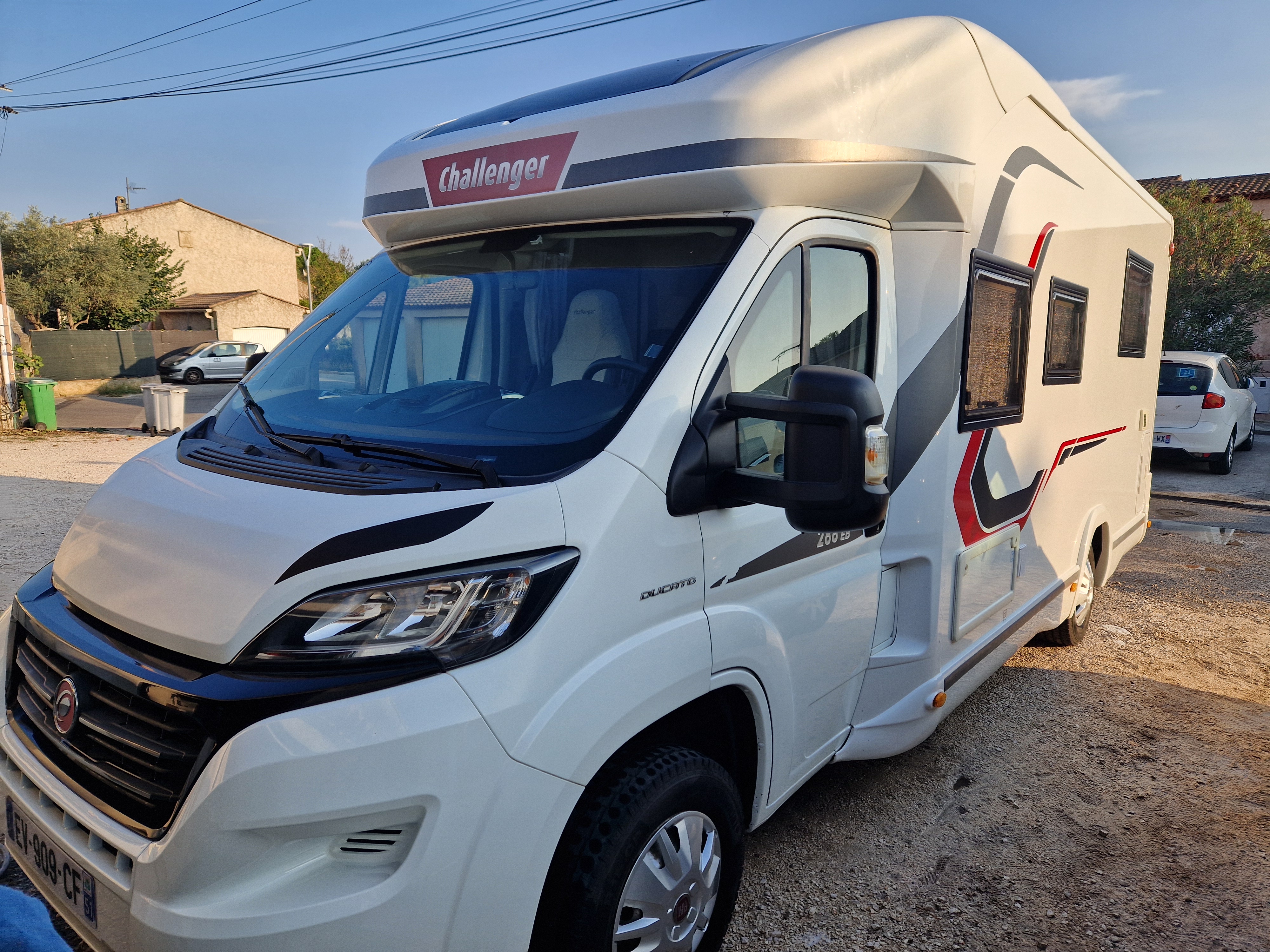 camping-car CHALLENGER GENESIS 288 EB  extérieur / latéral droit