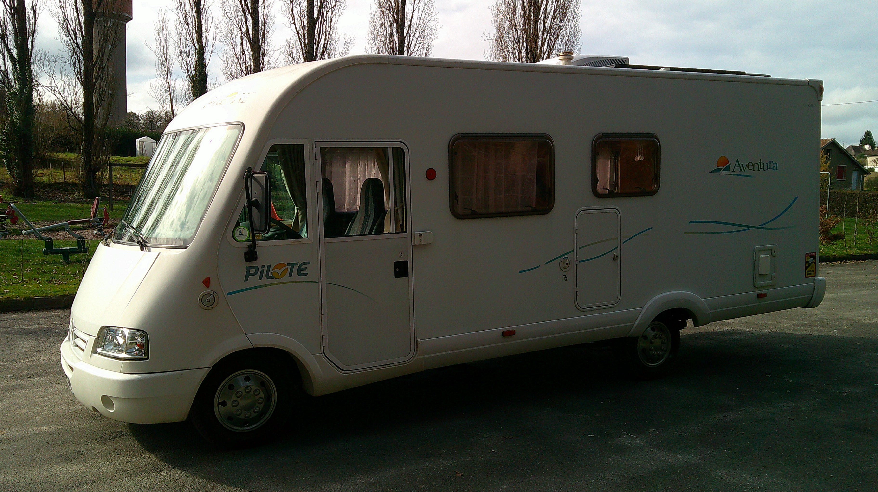 camping-car PILOTE G680 AVENTURA  extérieur / latéral gauche