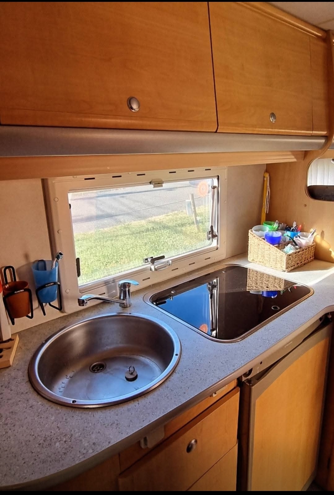 camping-car CHAUSSON WELCOME   intérieur  / coin cuisine