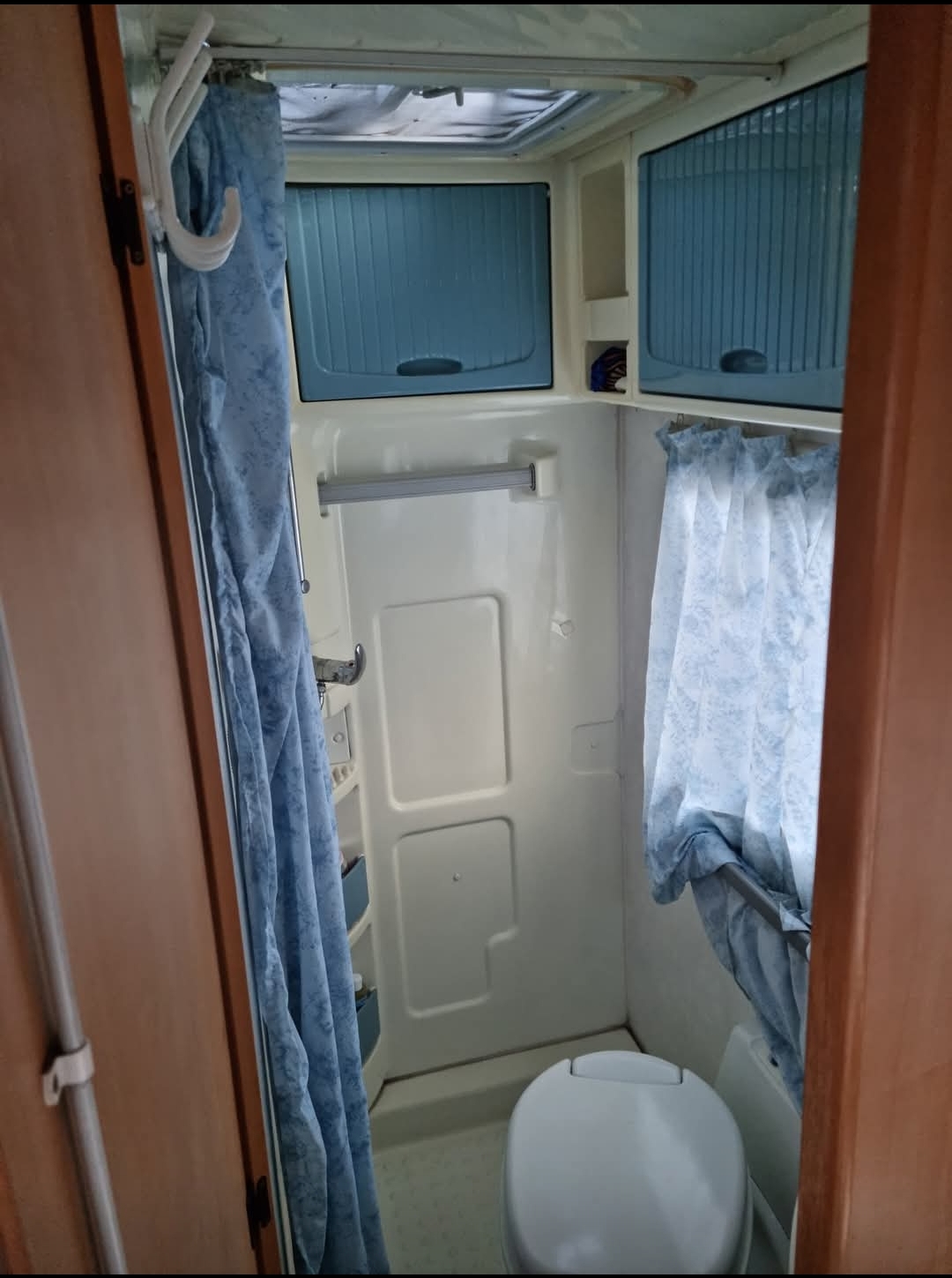 camping-car CHAUSSON WELCOME   intérieur / salle de bain  et wc