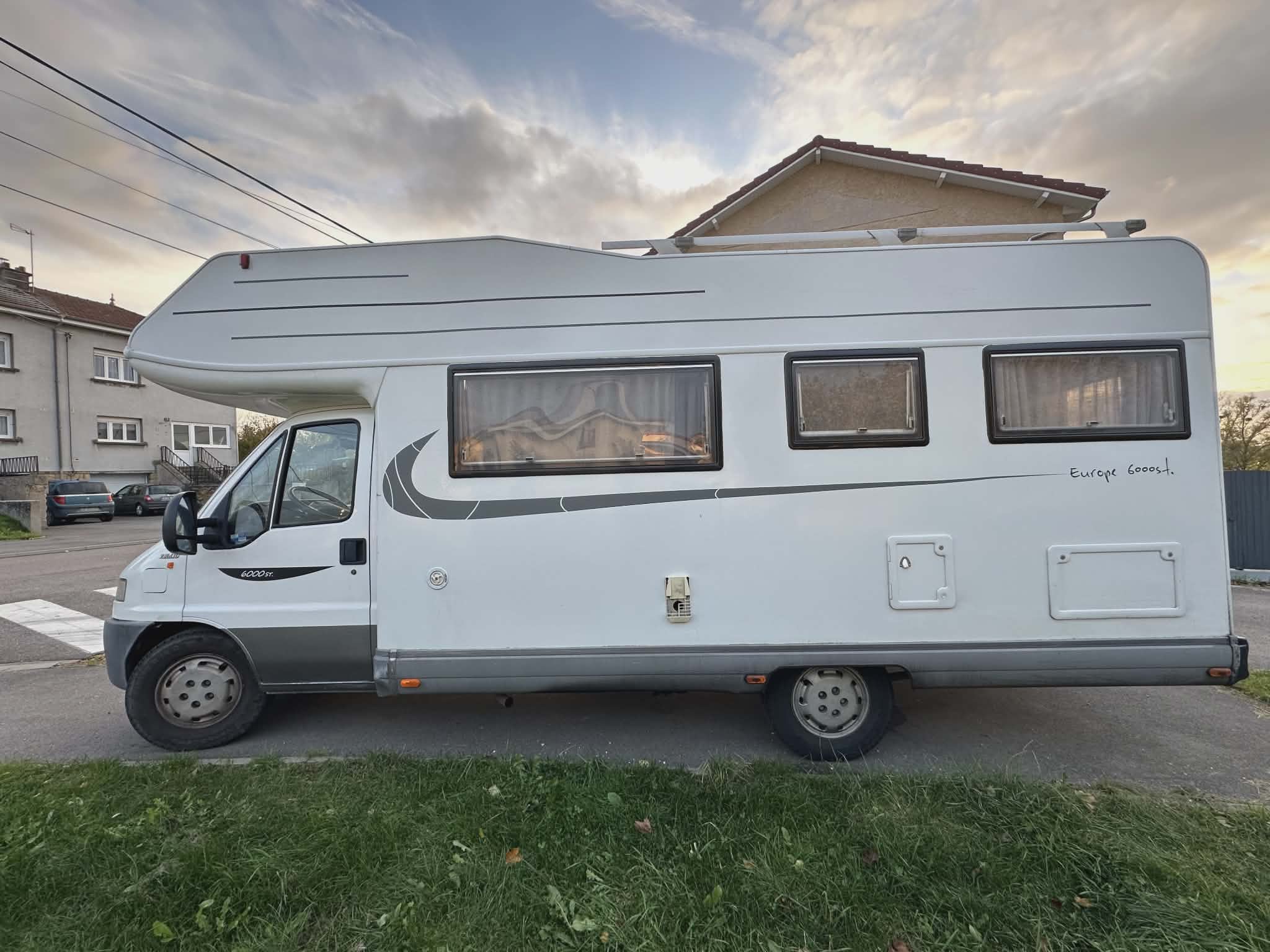 camping-car BENIMAR 6000 ST  extérieur / latéral gauche