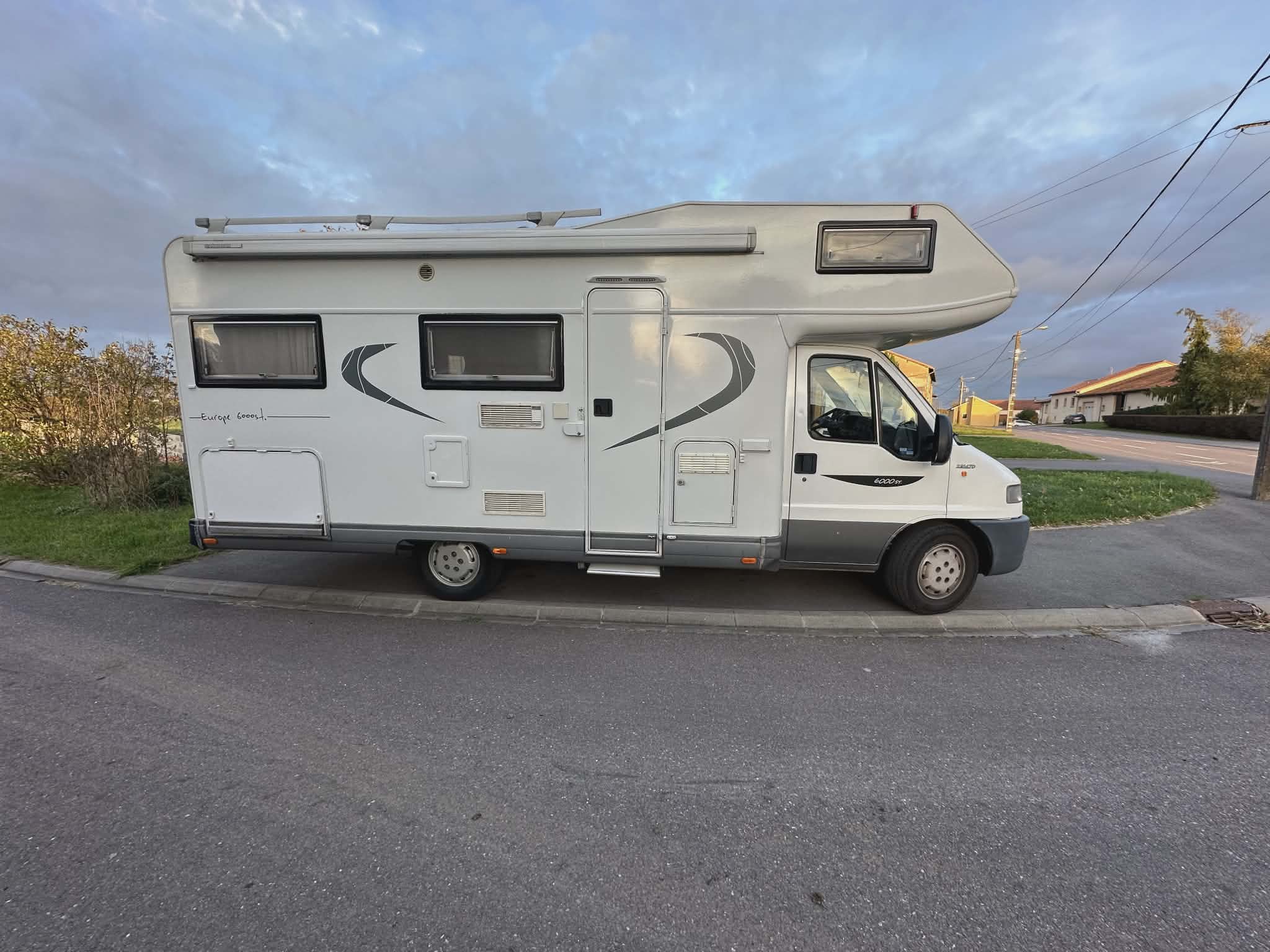 camping-car BENIMAR 6000 ST  extérieur / face avant