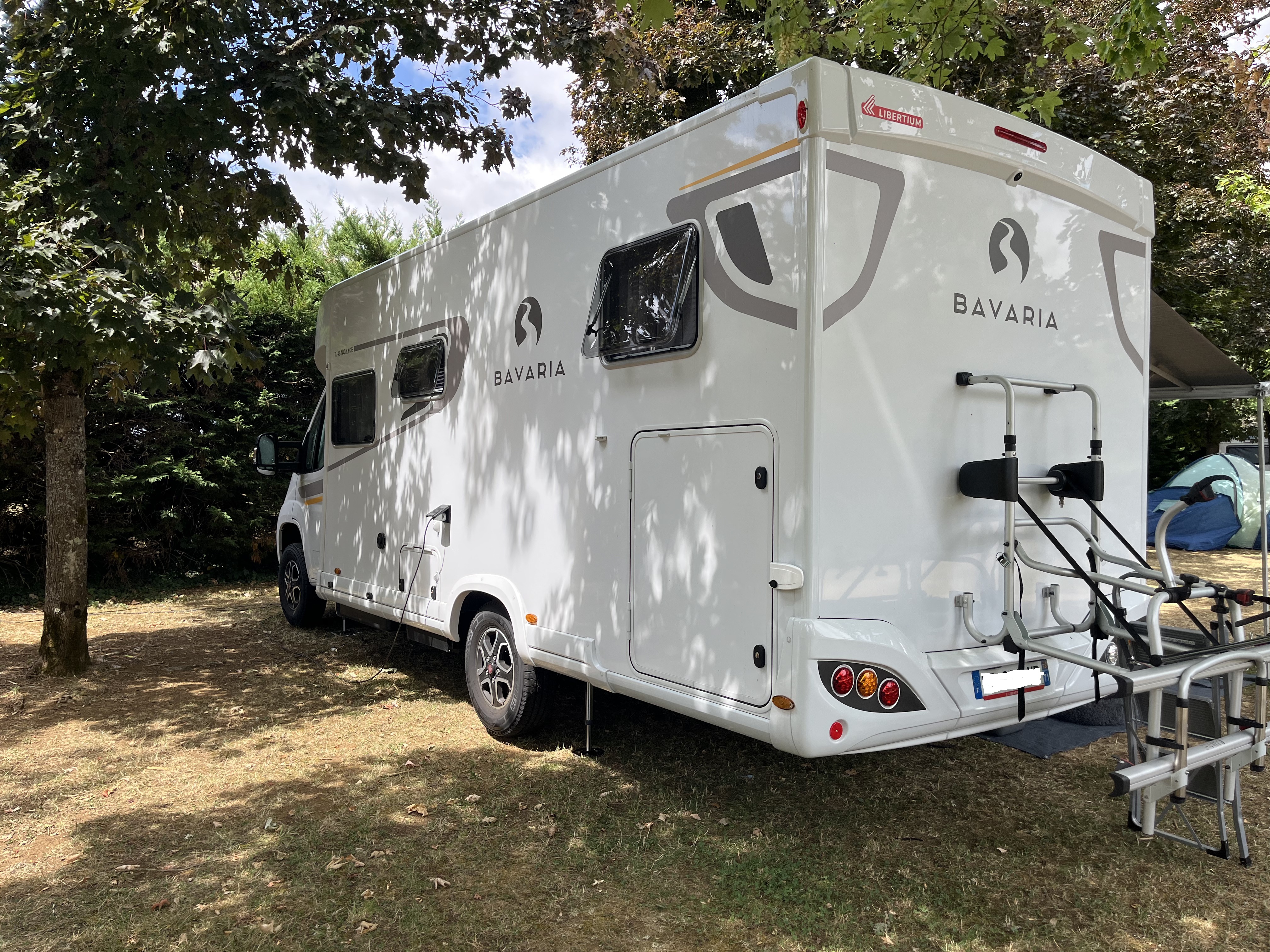 camping-car BAVARIA T746 FGJ NOMADE  extérieur / latéral gauche