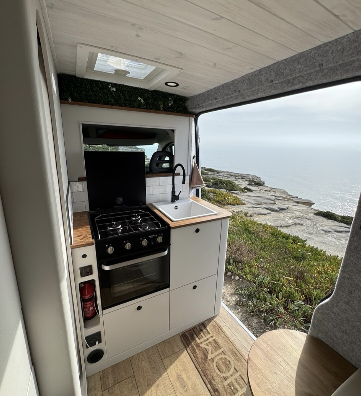 camping-car DUCATO AMENAGE  intérieur  / coin cuisine