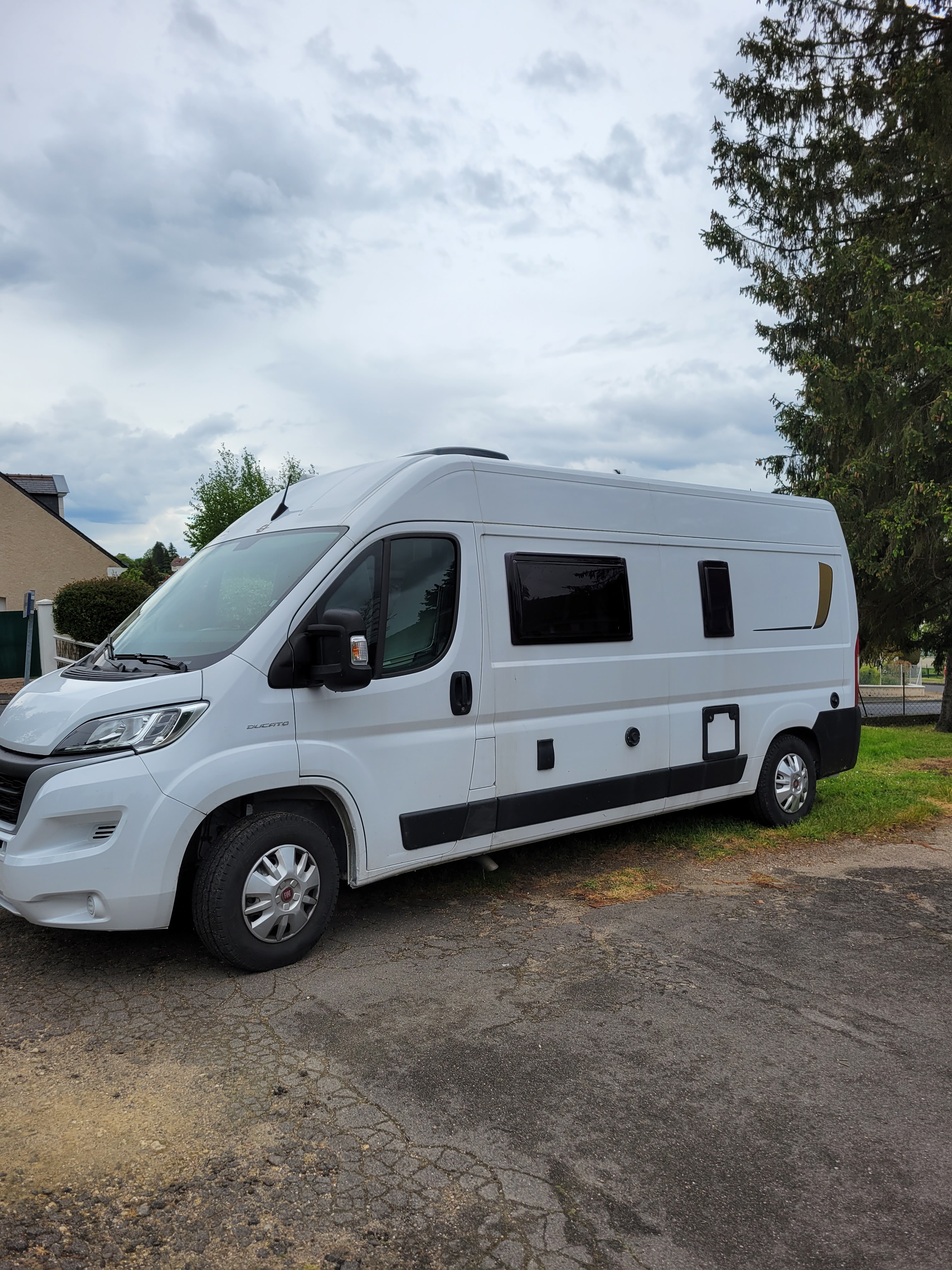 camping-car  CI KYROS   extérieur / face avant