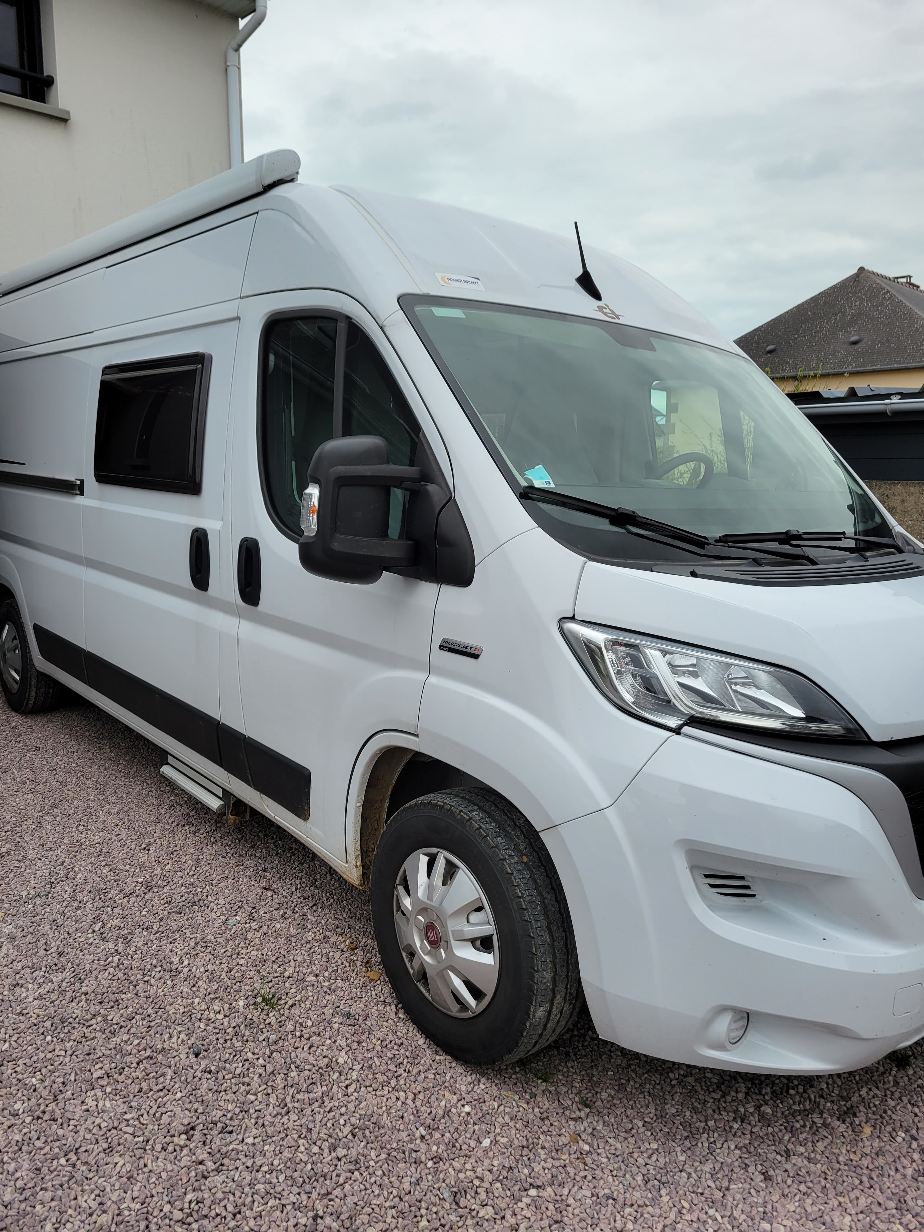 camping-car  CI KYROS   extérieur / latéral gauche