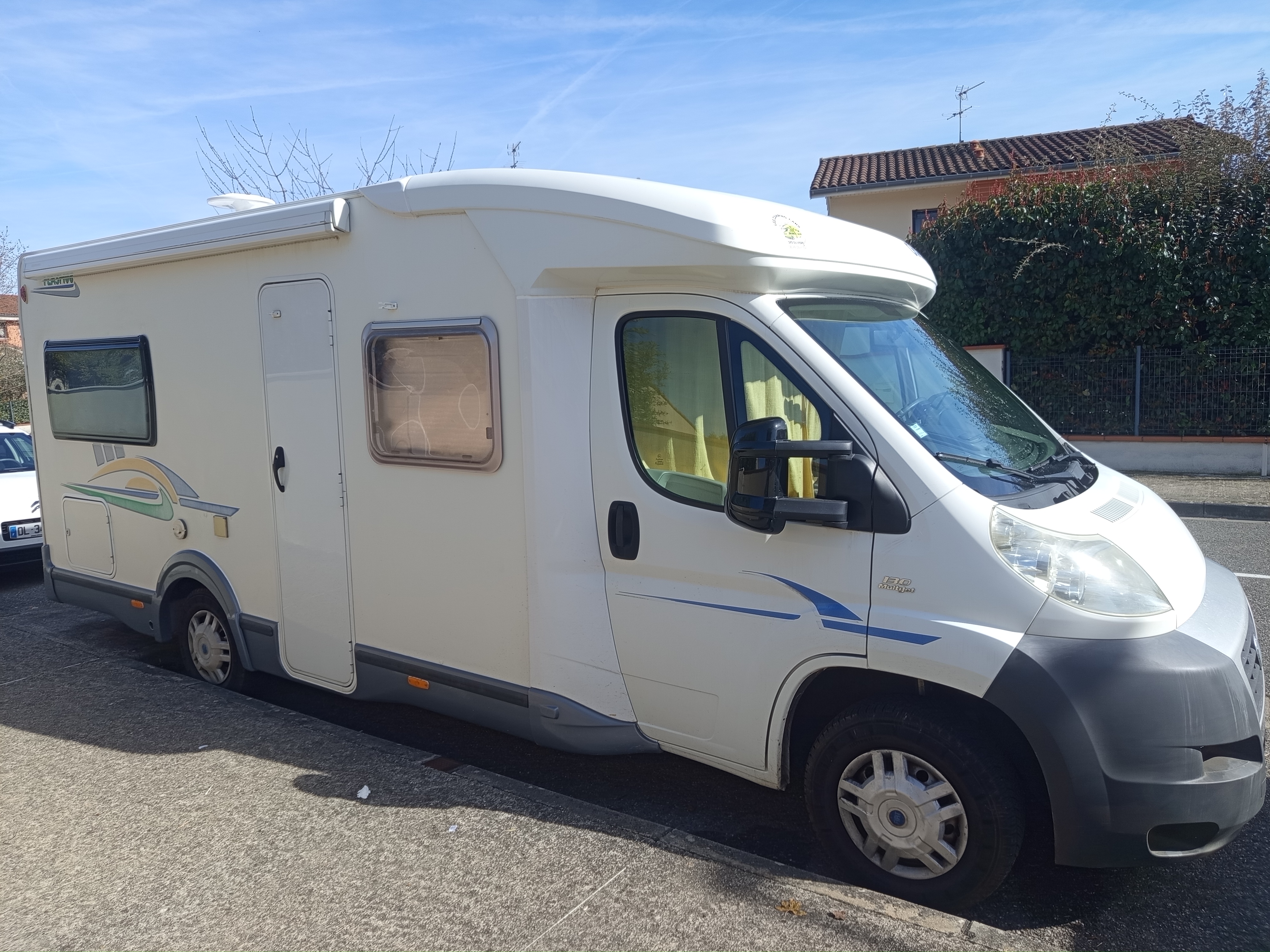 camping-car CHAUSSON FLASH 08  extérieur / latéral droit