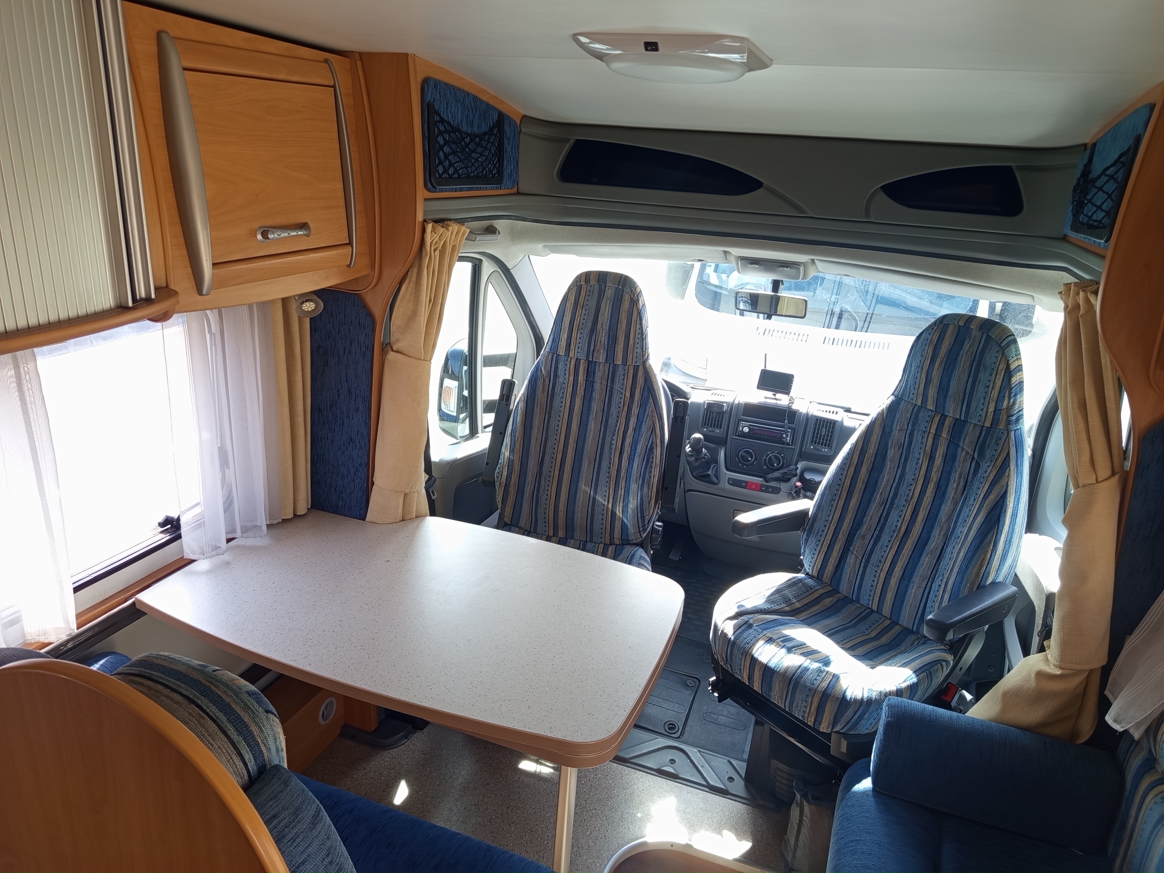 camping-car CHAUSSON FLASH 08  intérieur / coin salon