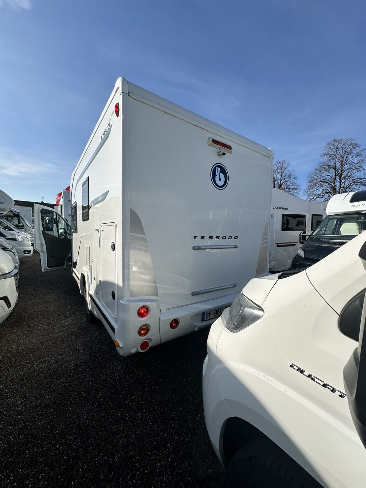 camping-car BENIMAR TESSORO 440 UP  extérieur / latéral gauche