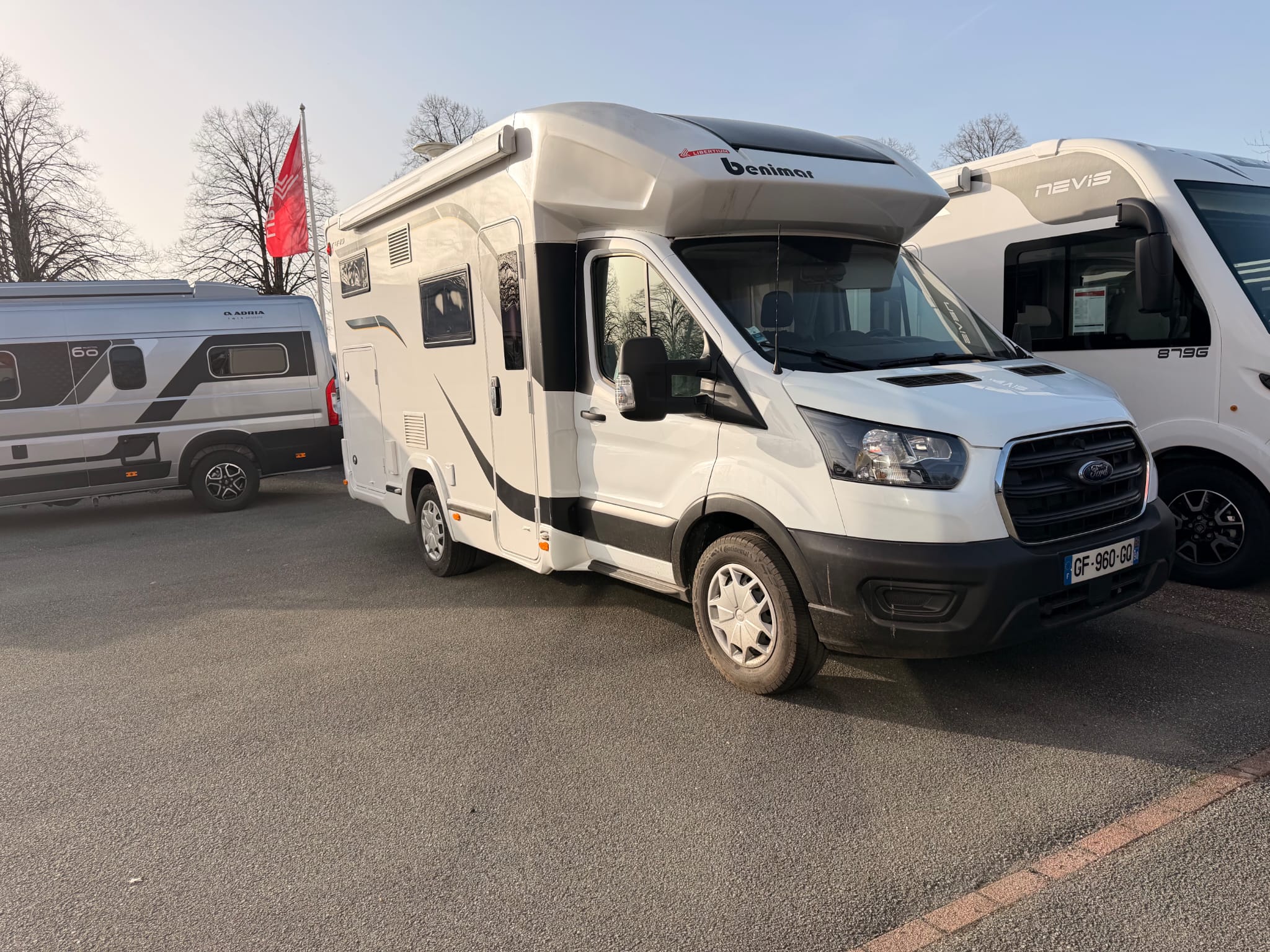 camping-car BENIMAR TESSORO 440 UP  extérieur / latéral droit