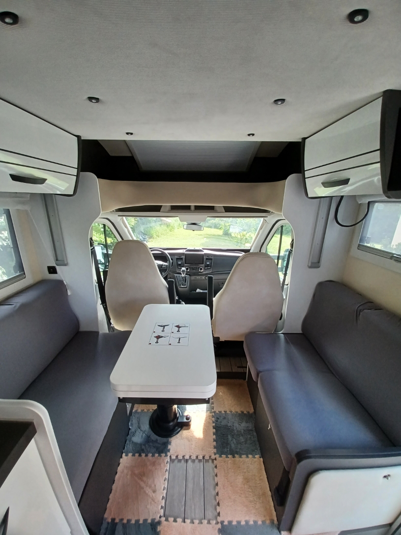 camping-car MC LOUIS MC4 381  intérieur / coin salon