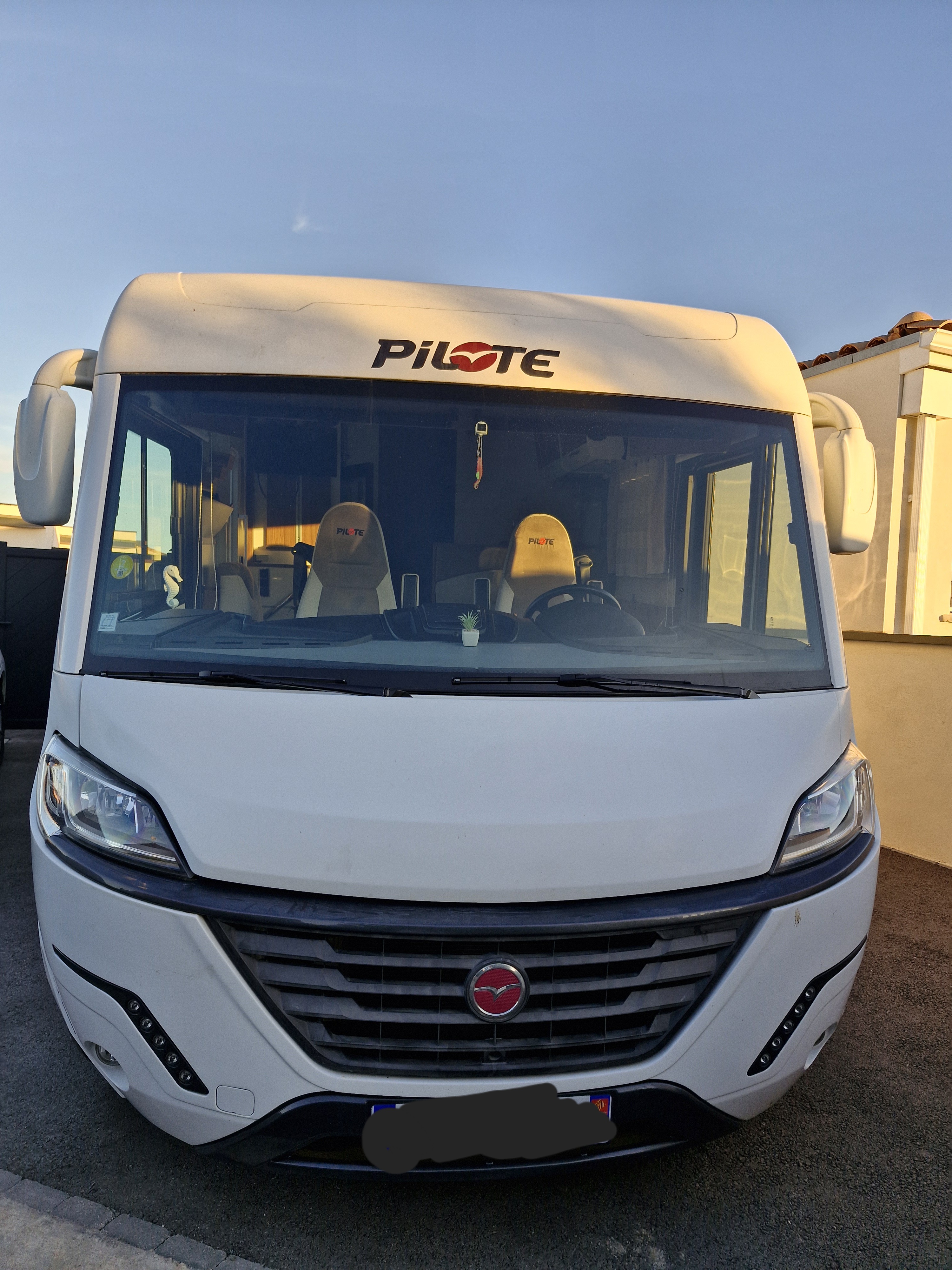 camping-car PILOTE ESSENTIEL GALAXY G700C  extérieur / face avant