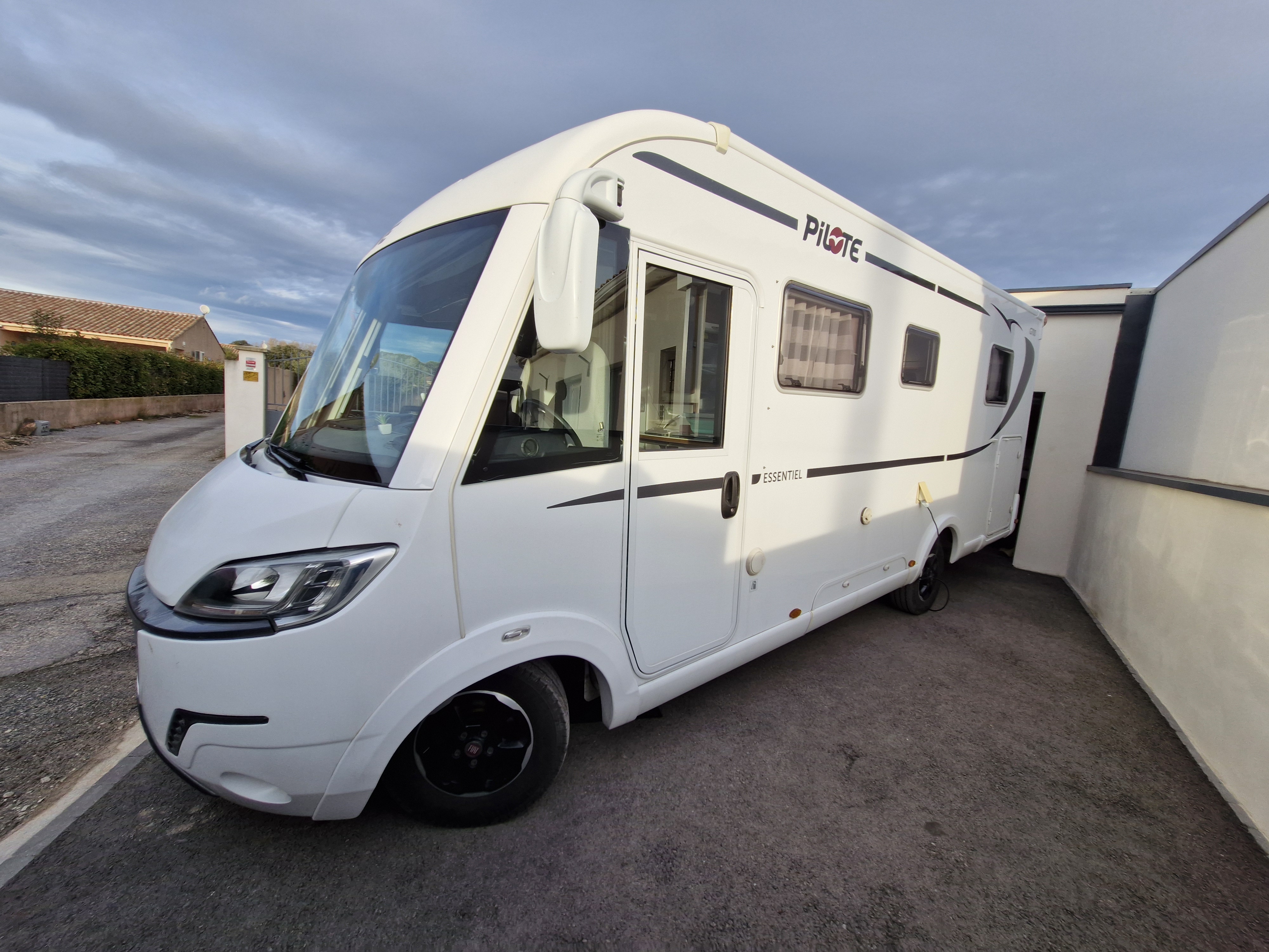 camping-car PILOTE ESSENTIEL GALAXY G700C  extérieur / latéral gauche