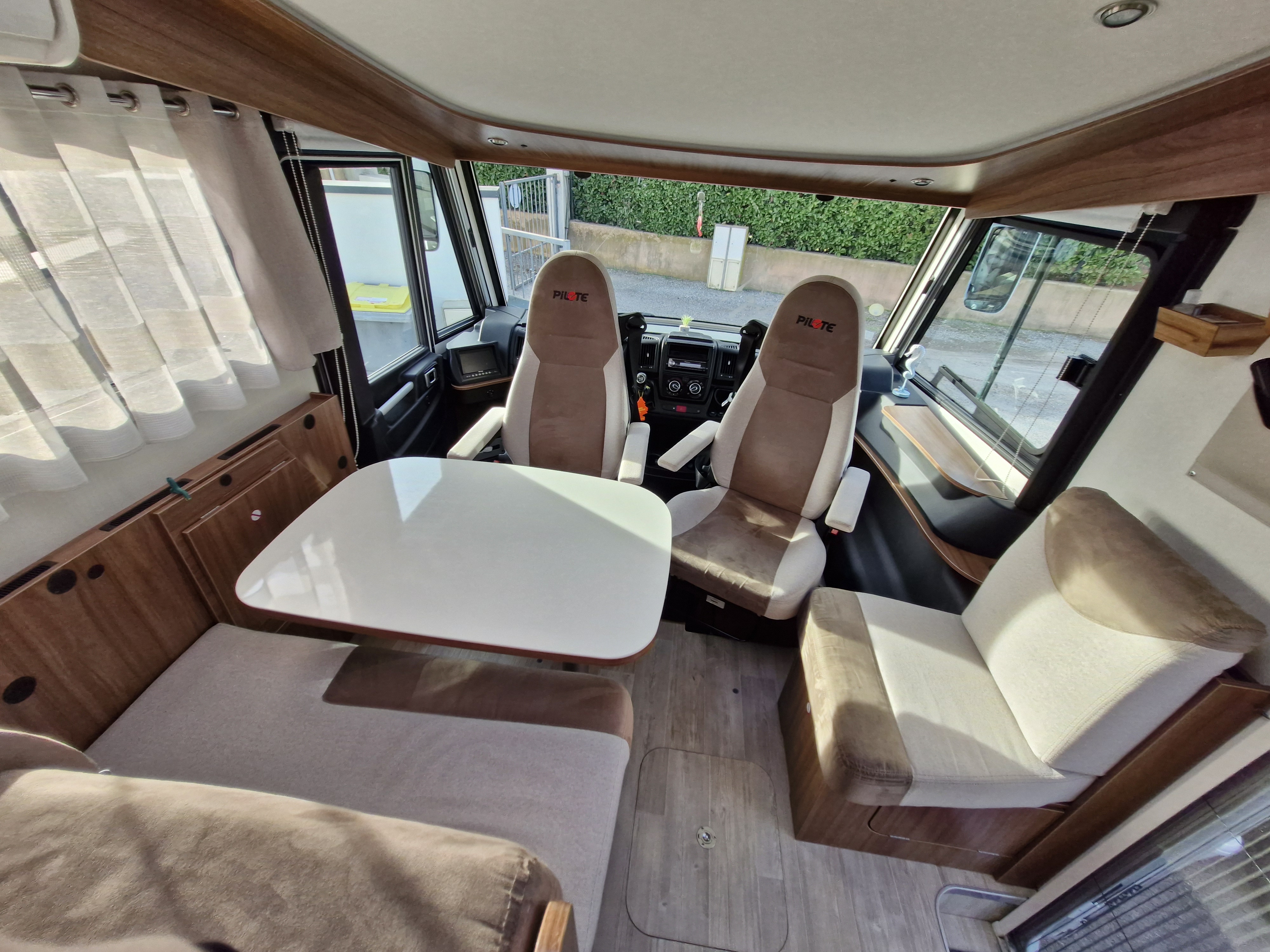 camping-car PILOTE ESSENTIEL GALAXY G700C  intérieur / coin salon