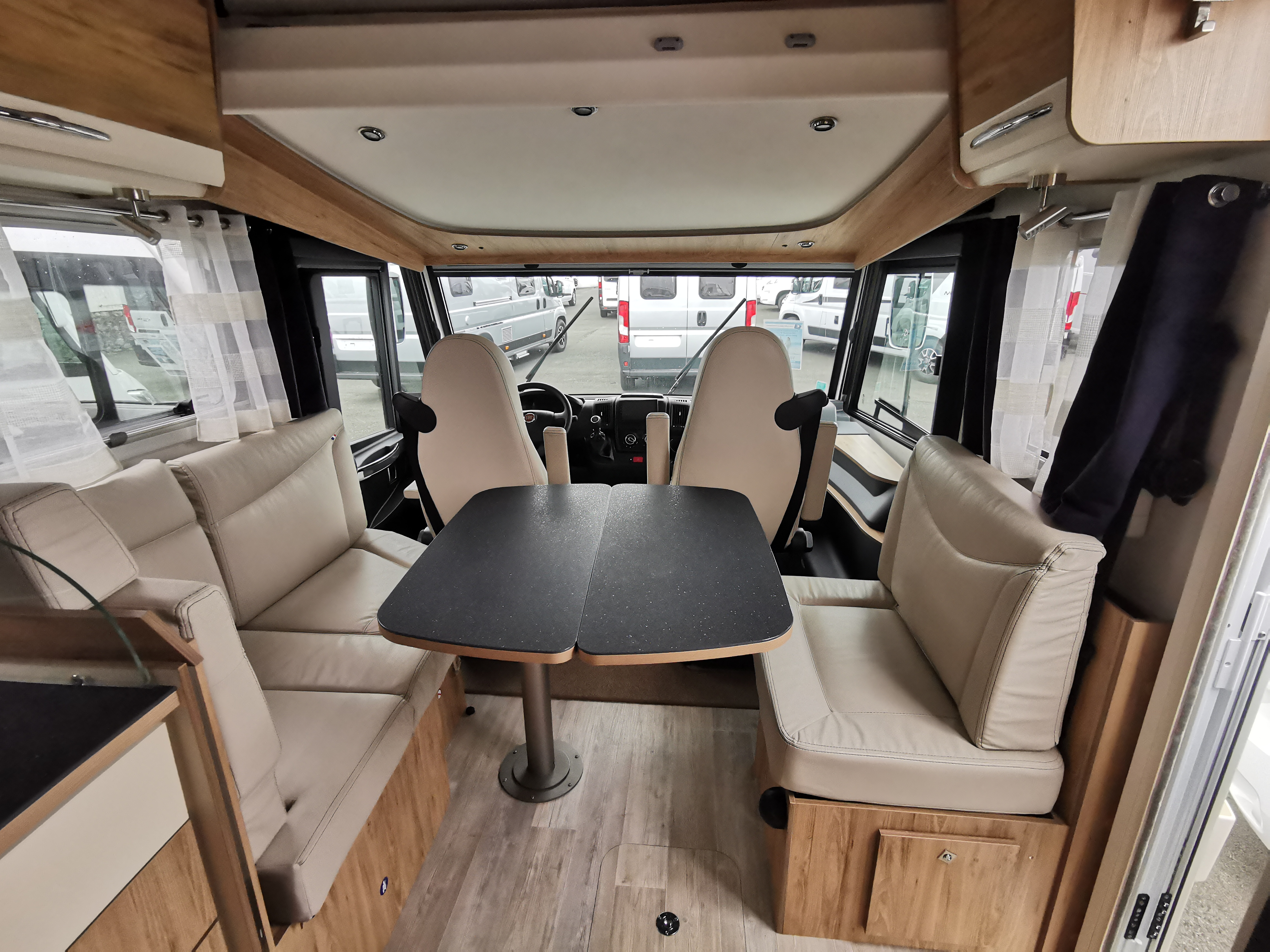 camping-car BAVARIA 740 I  intérieur / coin salon