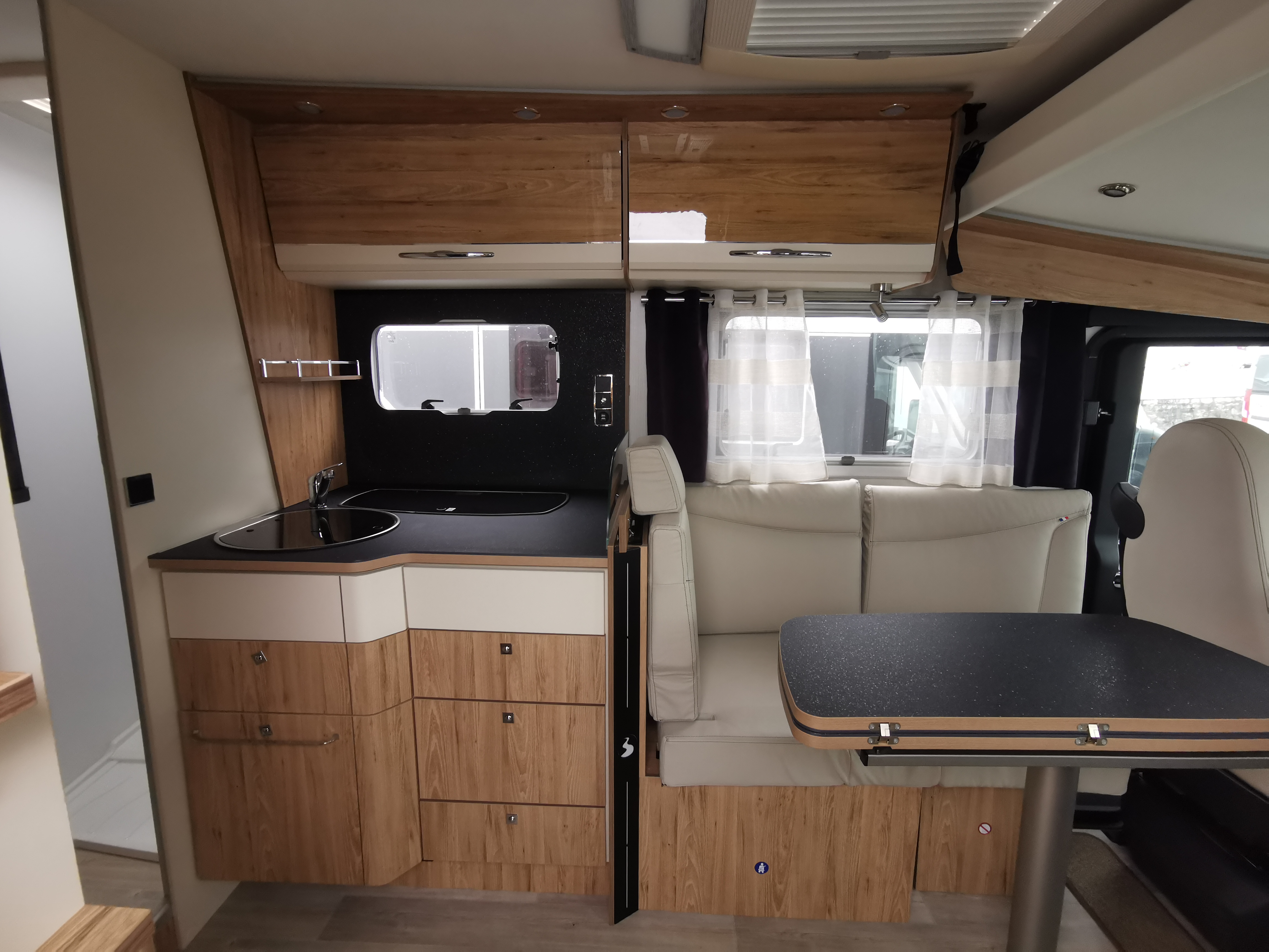 camping-car BAVARIA 740 I  intérieur  / coin cuisine