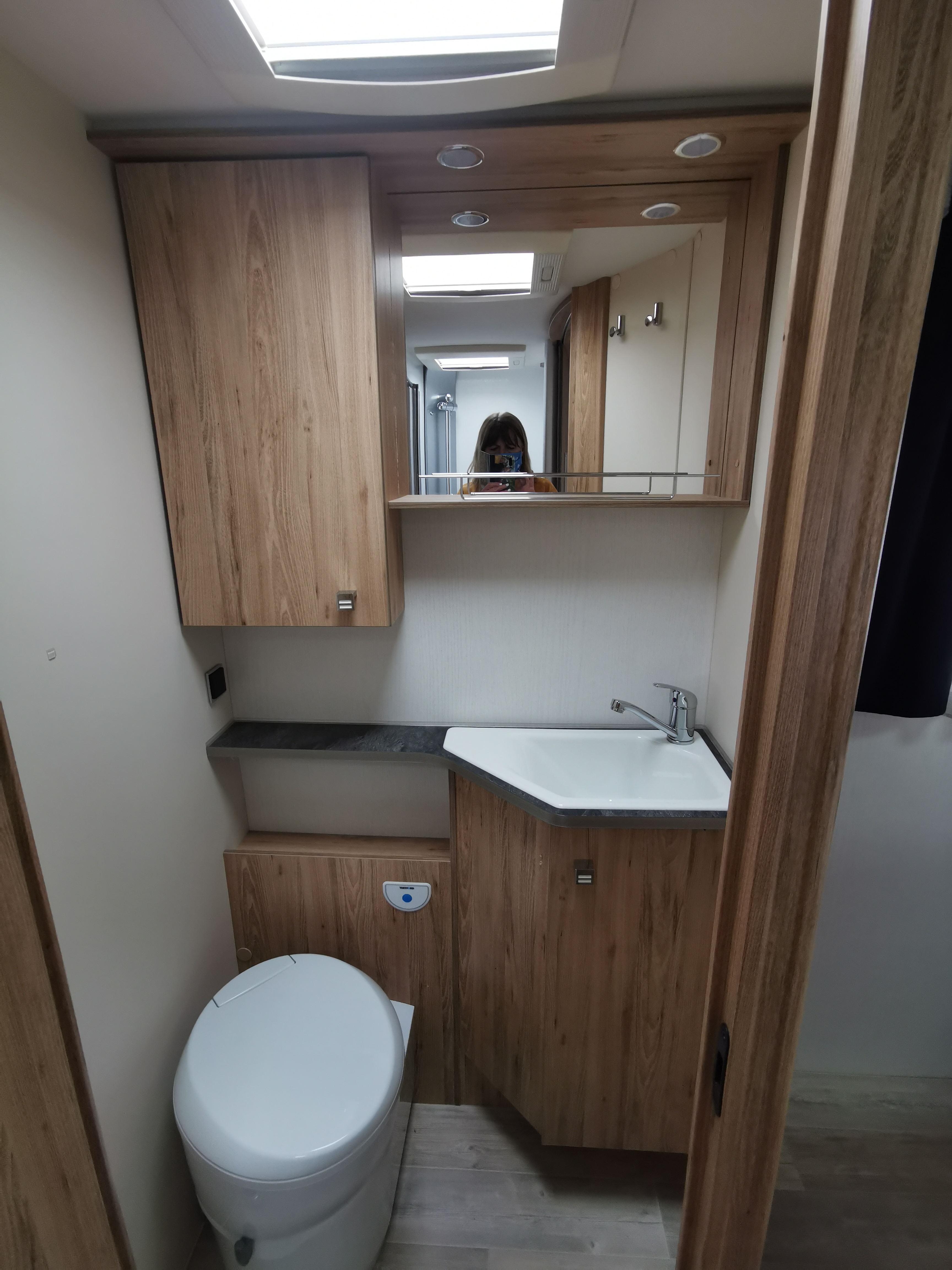 camping-car BAVARIA 740 I  intérieur / salle de bain  et wc