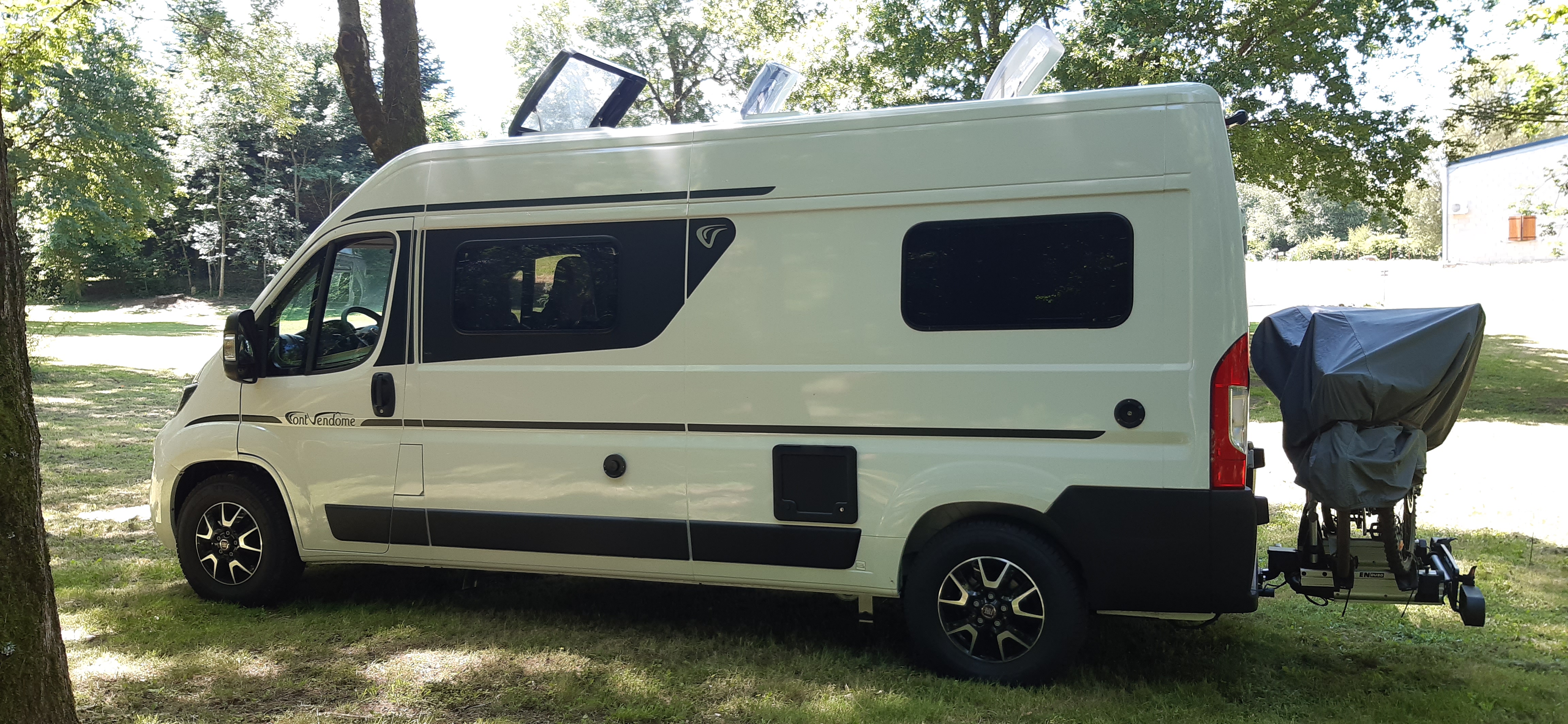 camping-car FONT VENDOME LEADER CAMP  extérieur / latéral gauche